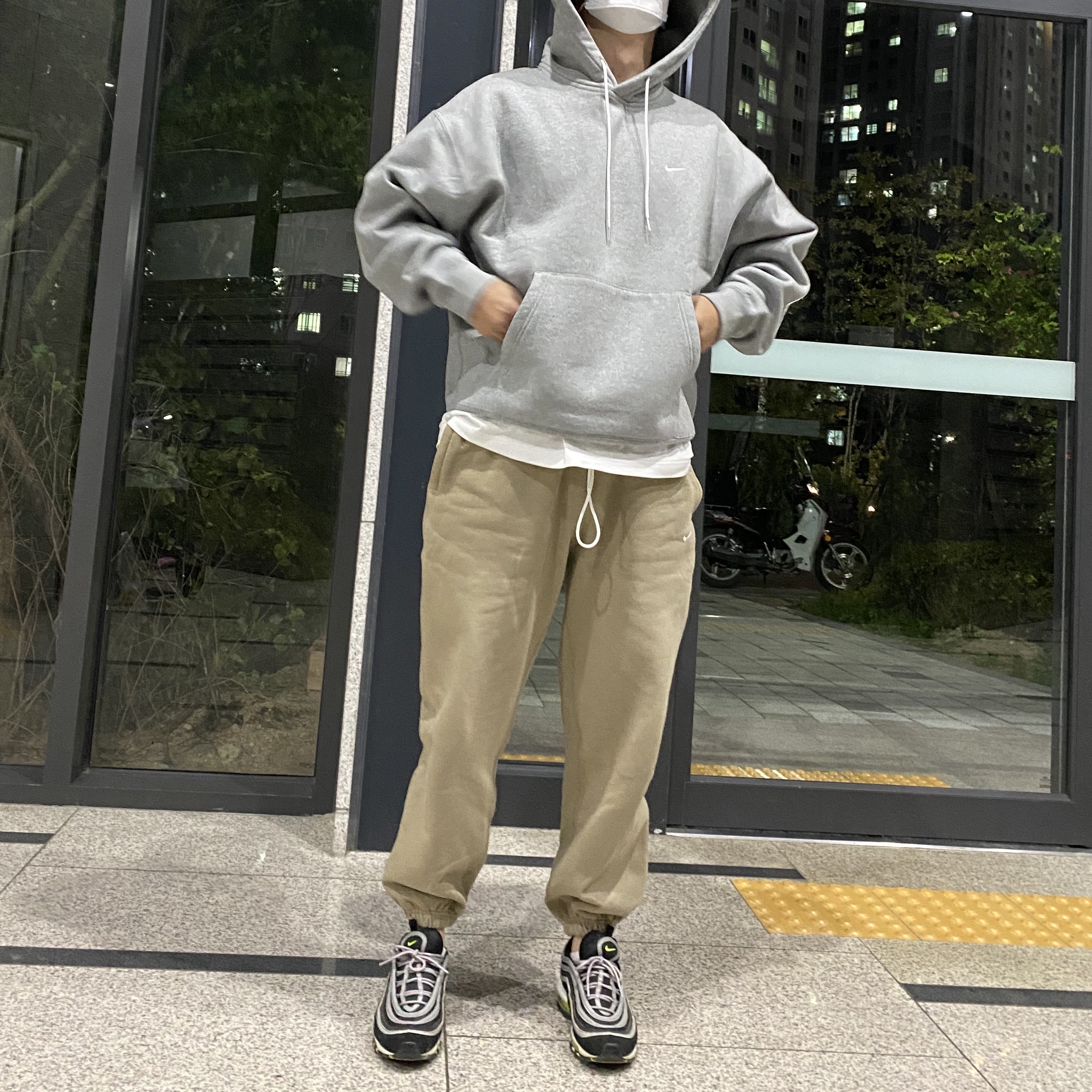 Nike NRG Solo Swoosh Fleece Hoodie Dark Grey Heather - US/EU, (W) Nike NRG Solo Swoosh Fleece Pants Khaki - Asia 착용 스타일 - 1