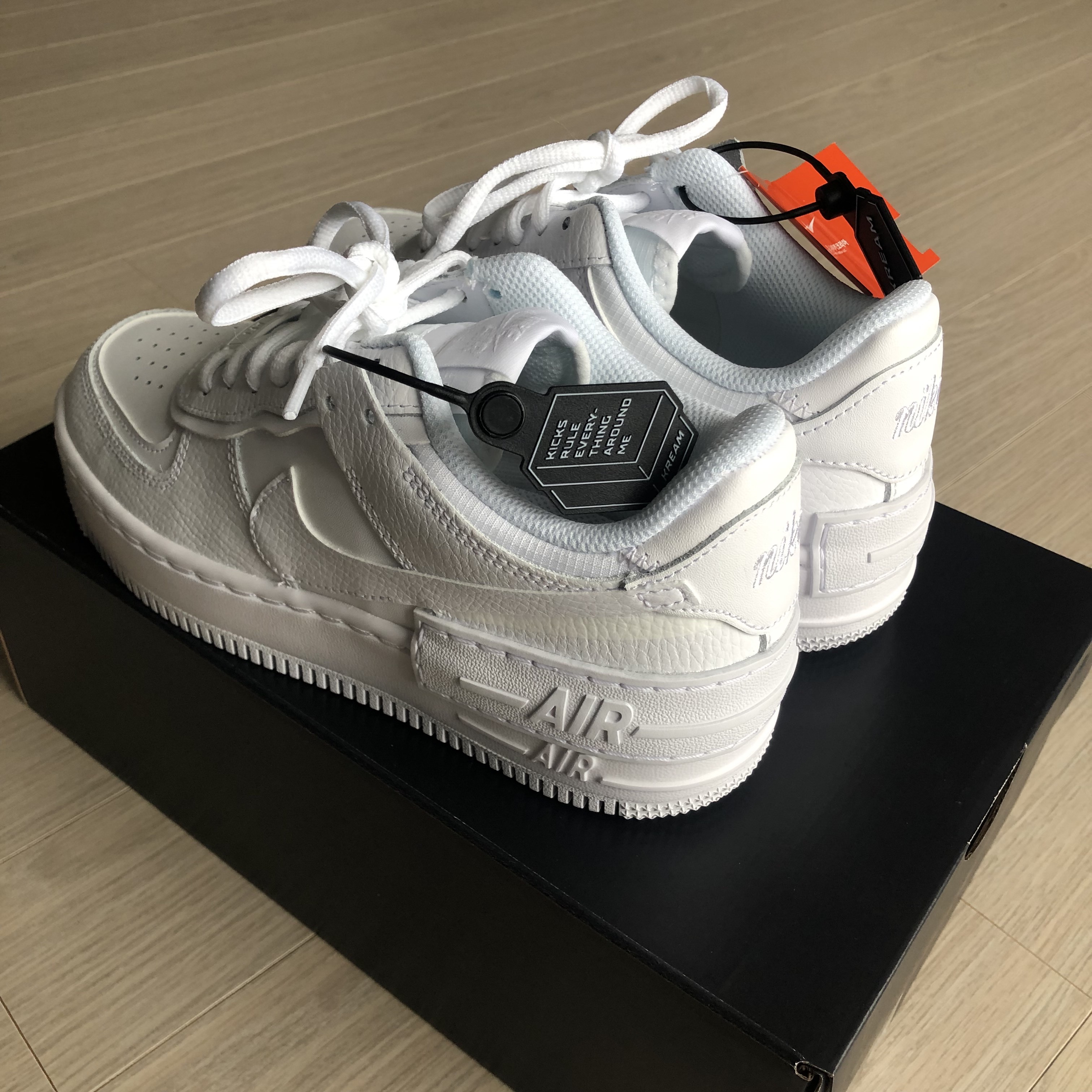 (W) Nike Air Force 1 Shadow Triple White 착용 스타일 - 3