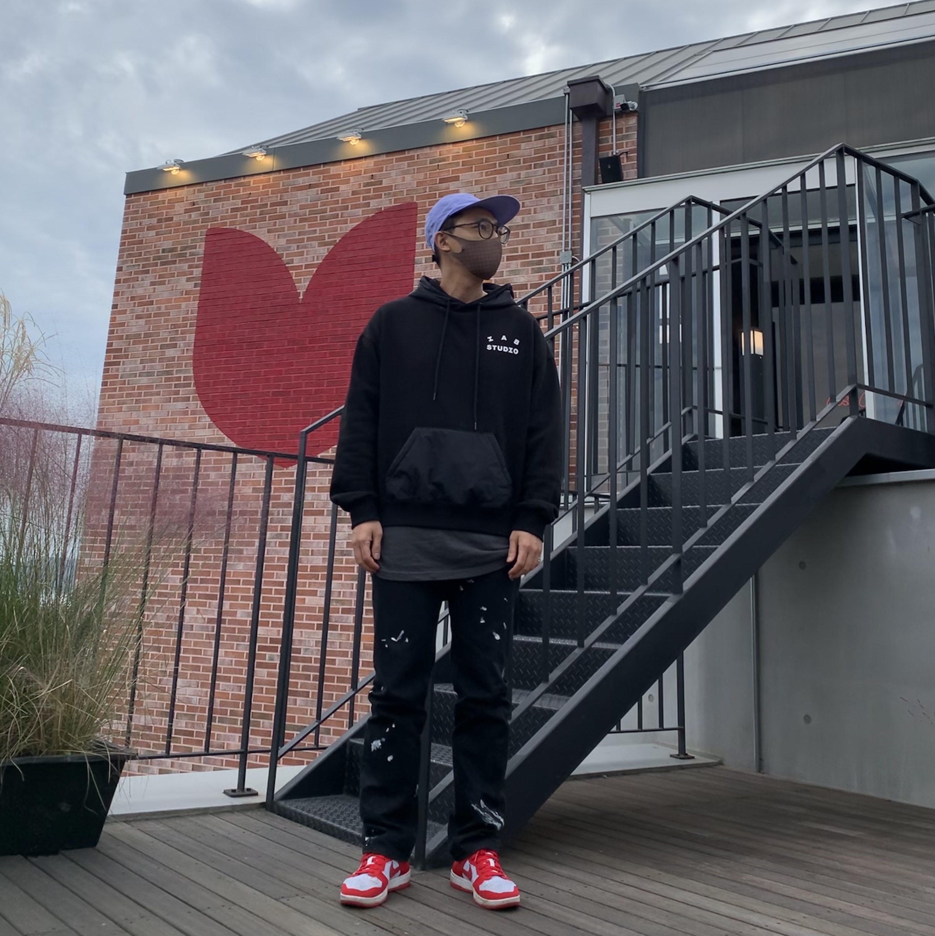 IAB Studio Woven Hoodie Black, Nike Dunk Low Flyknit University Red Wolf Grey 착용 스타일