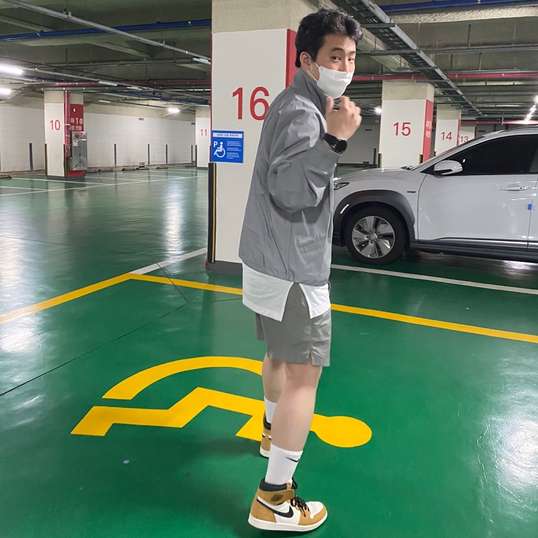 Essentials Track Jacket Silver Reflective - 20SS, IAB Studio Woven Shorts Gray 착용 스타일 - 3