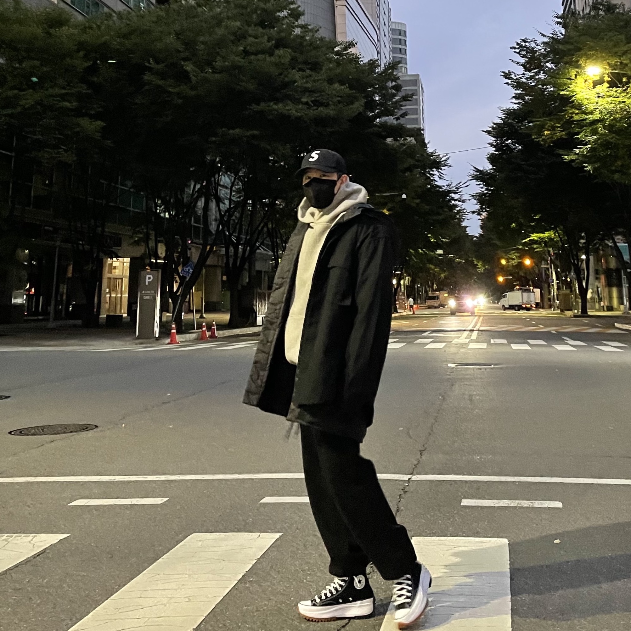 Converse Run Star Hike Hi Black White Gum, Essentials Pull-Over Hoodie Heather Oatmeal - 21SS 착용 스타일 - 2