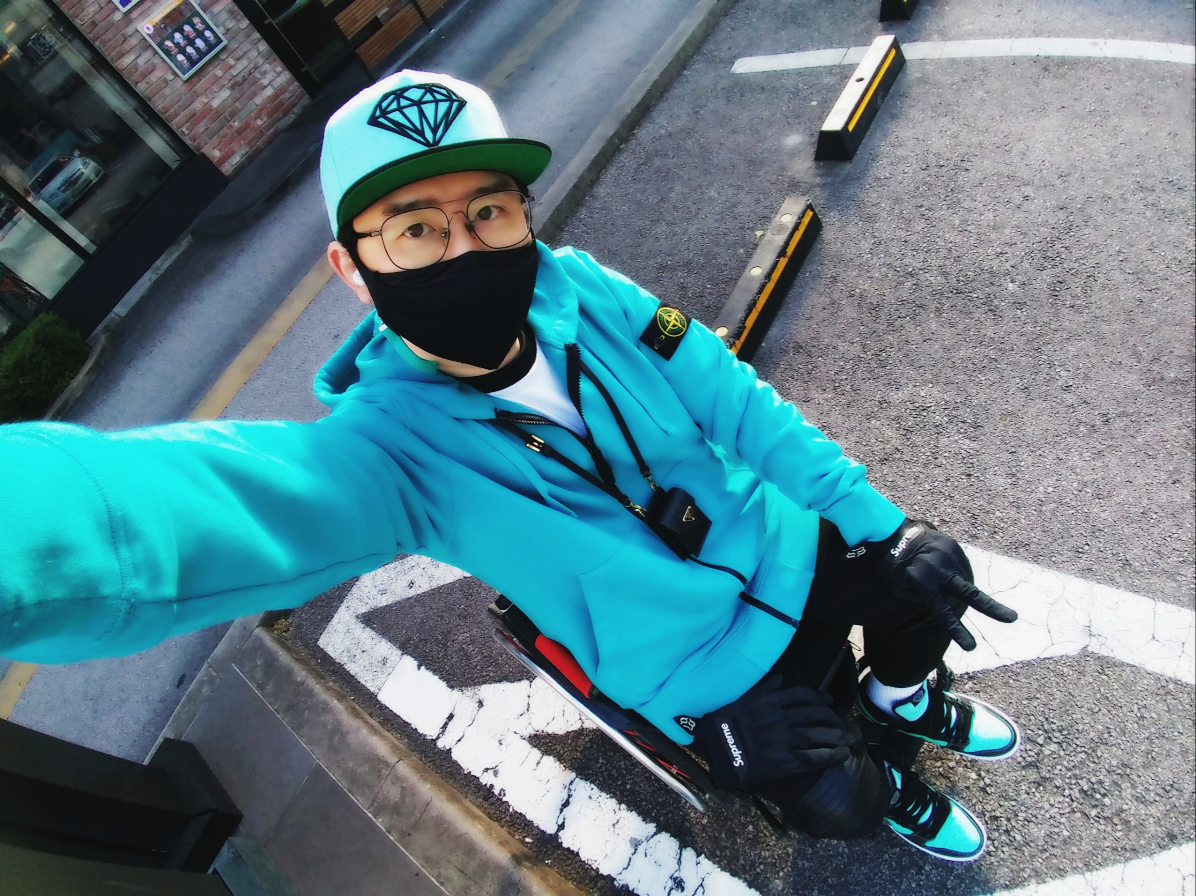 Nike x Diamond Supply Co. SB Dunk High Tiffany, Supreme Fox Racing Bomber LT Gloves Black - 18SS 착용 스타일