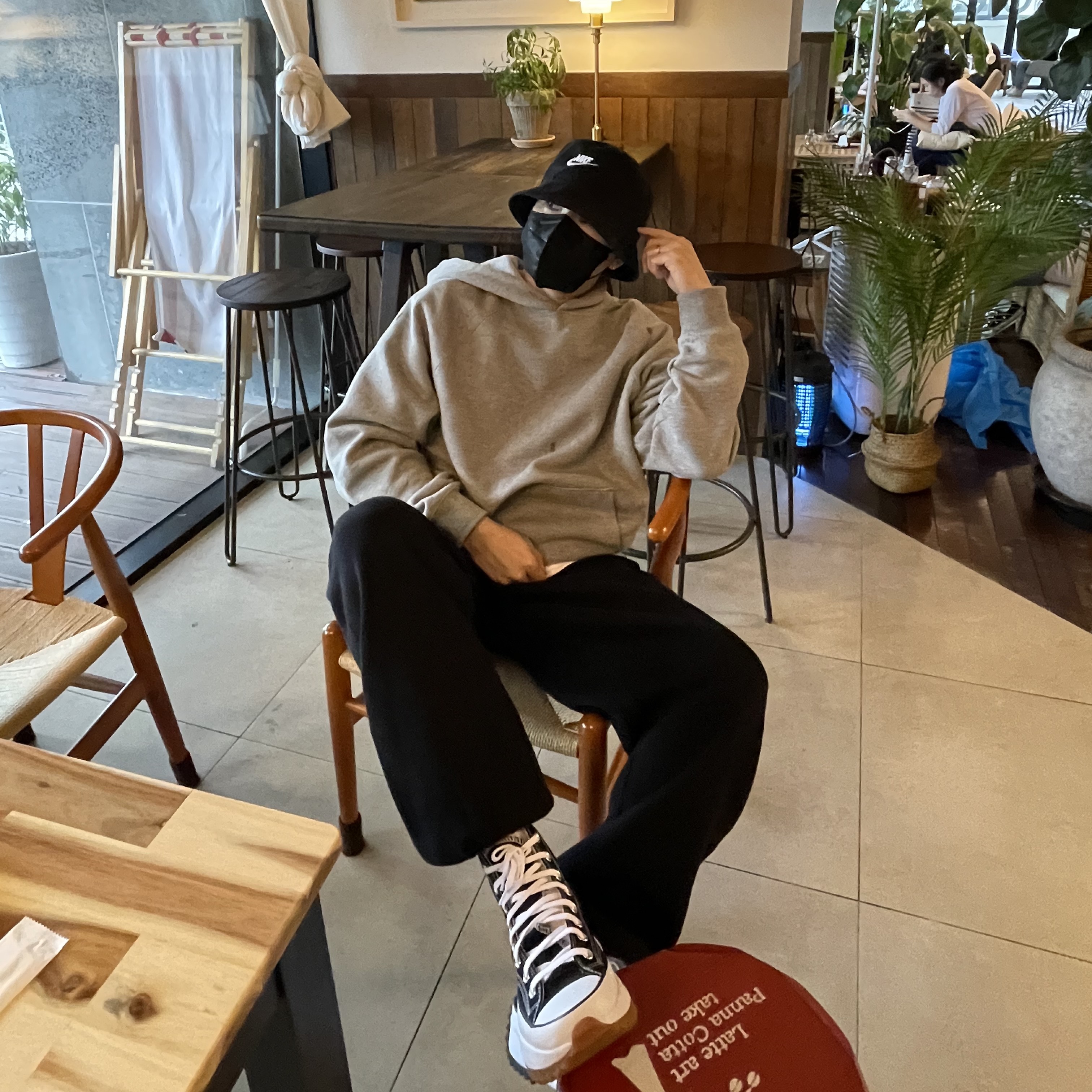 Converse Run Star Hike Hi Black White Gum, Essentials Pull-Over Hoodie Heather Oatmeal - 21SS 착용 스타일 - 1