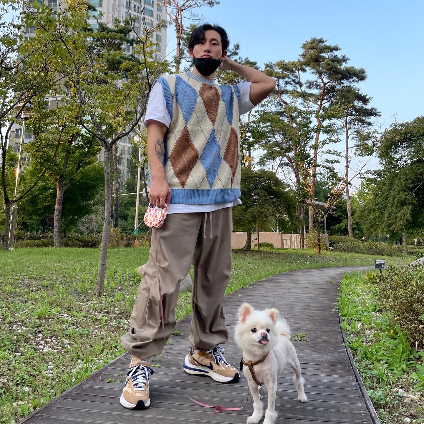 Nike x Sacai VaporWaffle Sesame and Blue Void 착용 스타일