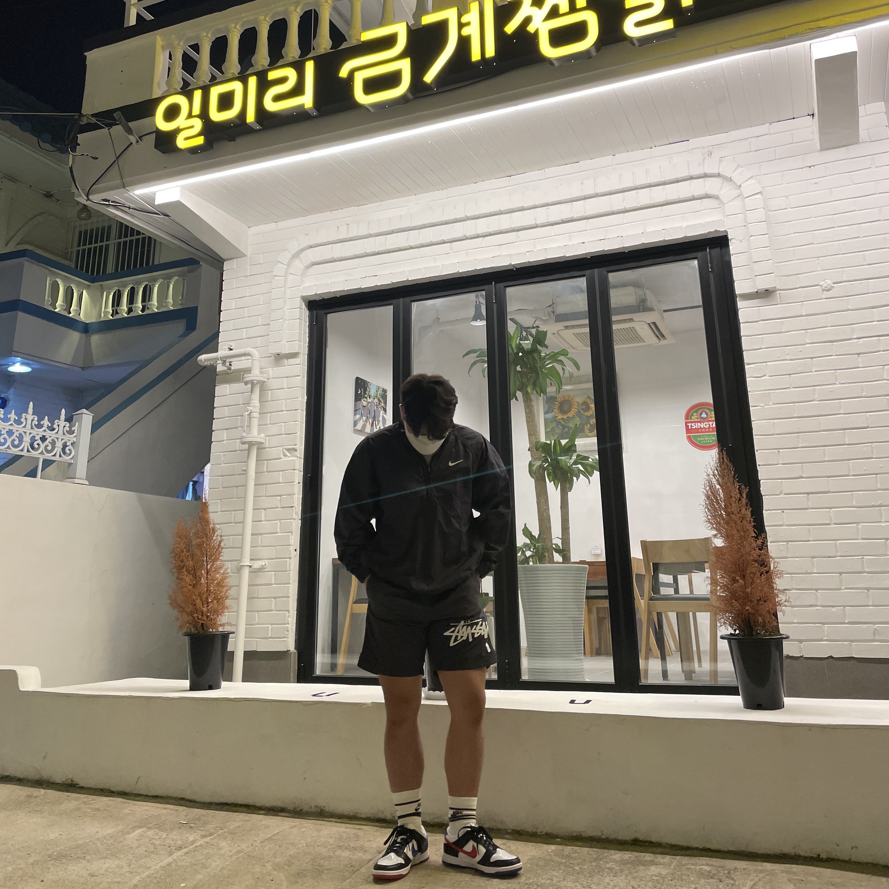 Nike x Stussy Water Shorts Off Noir, Nike x Stussy Windrunner Jacket Off Noir 착용 스타일