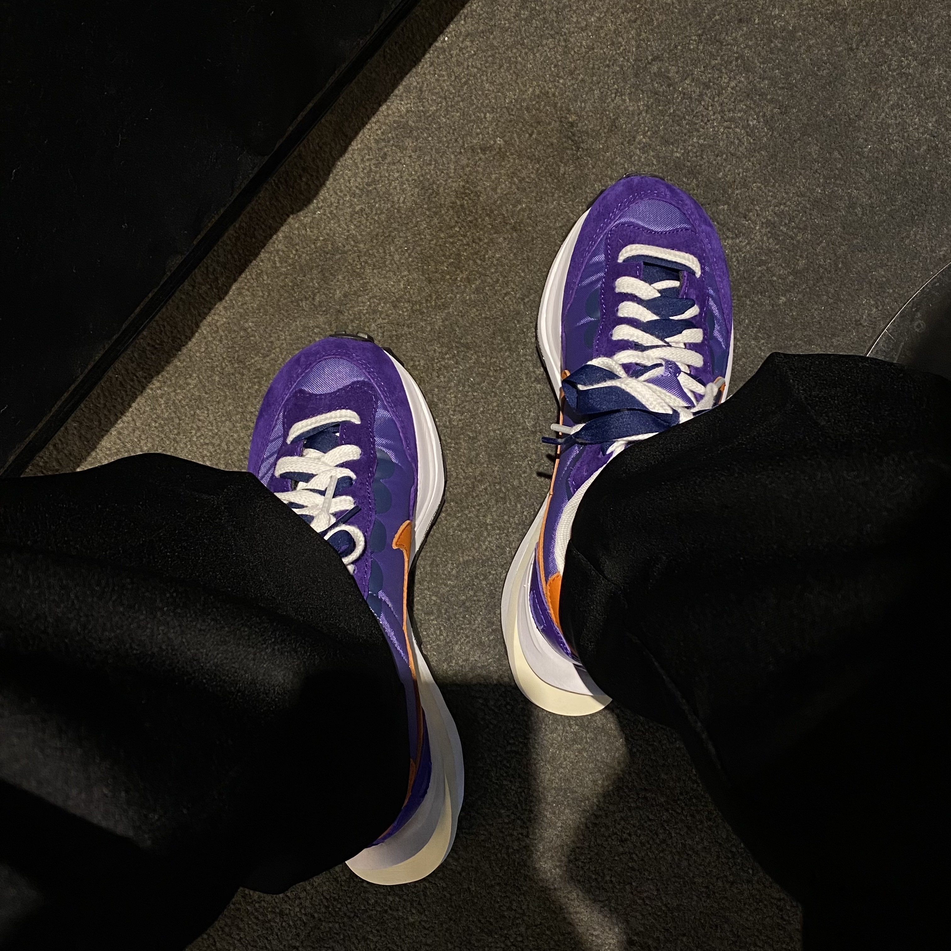 Nike x Sacai VaporWaffle Dark Iris 착용 스타일 - 2