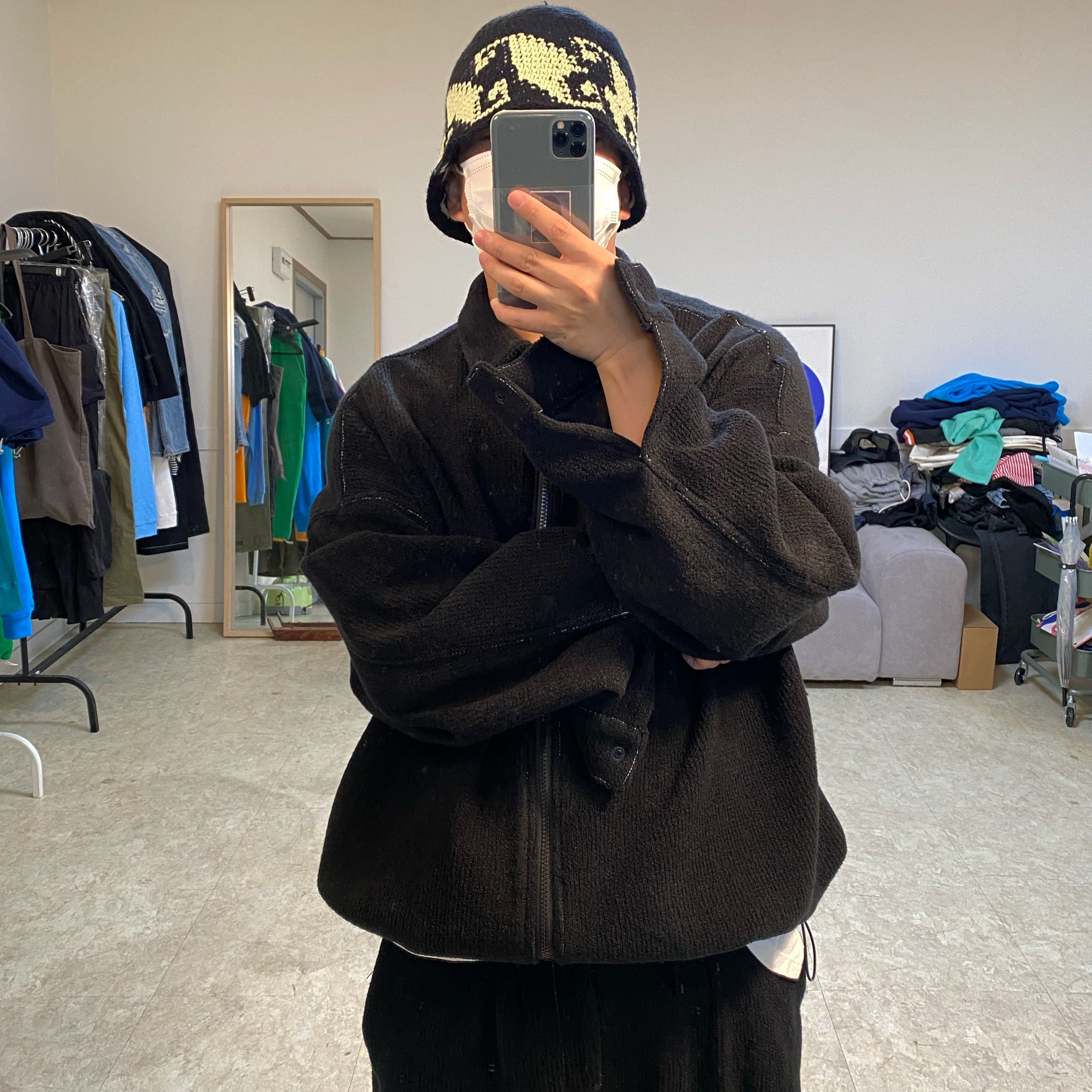 Stussy Waves Knit Bucket Hat Black, Yeezy Season 7 Nylon Slipper Graphite 착용 스타일 - 1