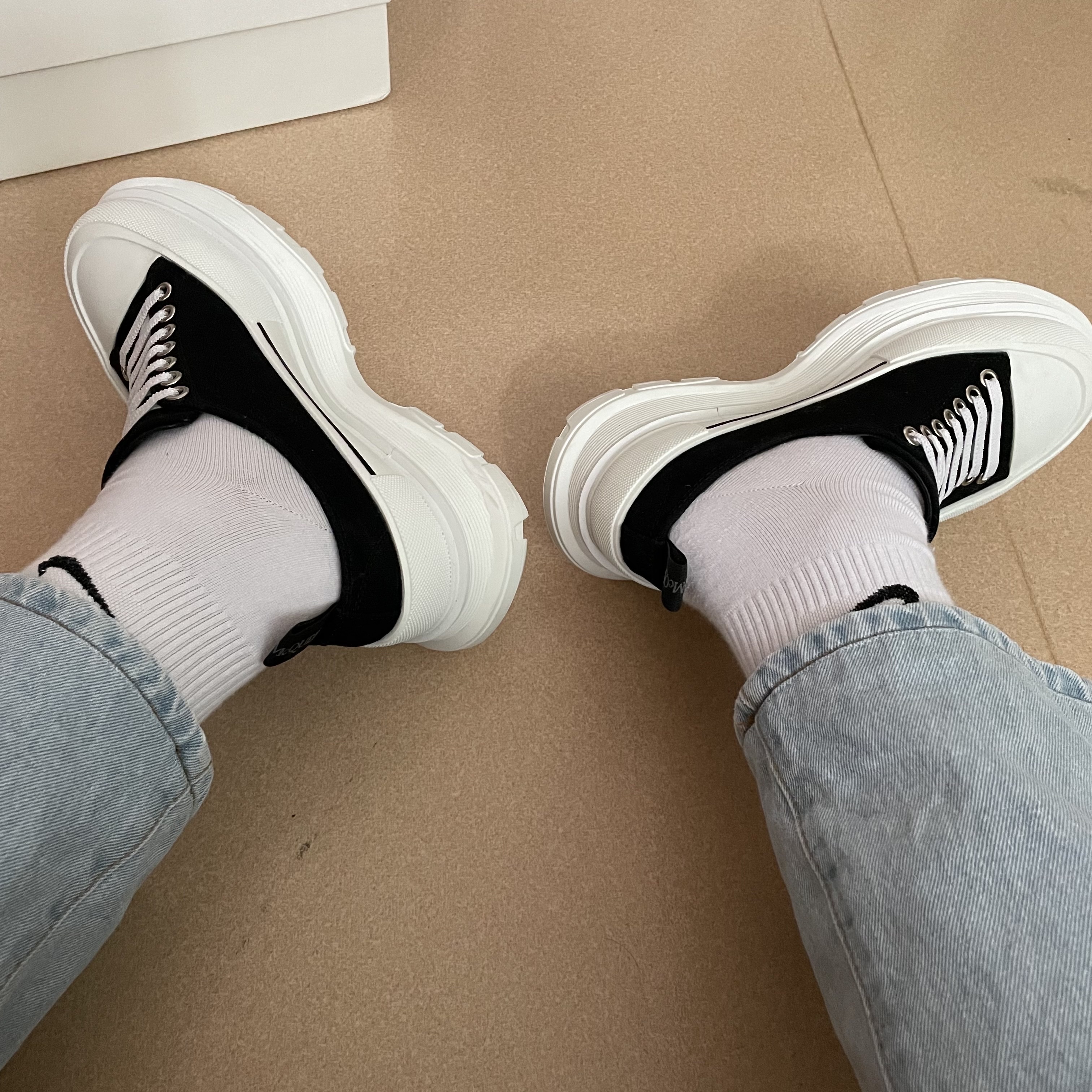 Alexander McQueen Tread Slick Lace Up Black White 착용 스타일