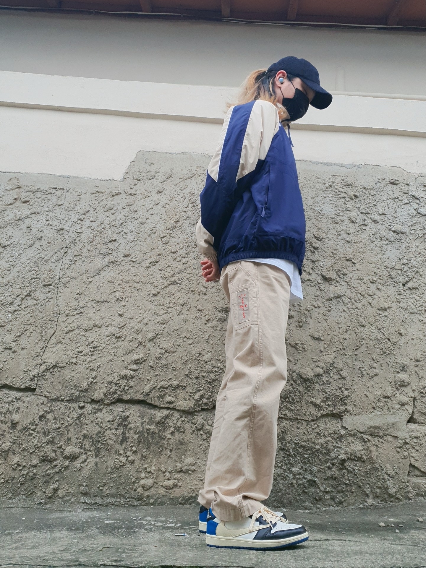 Jordan 1 x Travis Scott x Fragment Retro Low OG SP Military Blue, Stussy Bouquet T-Shirt White 착용 스타일 - 2