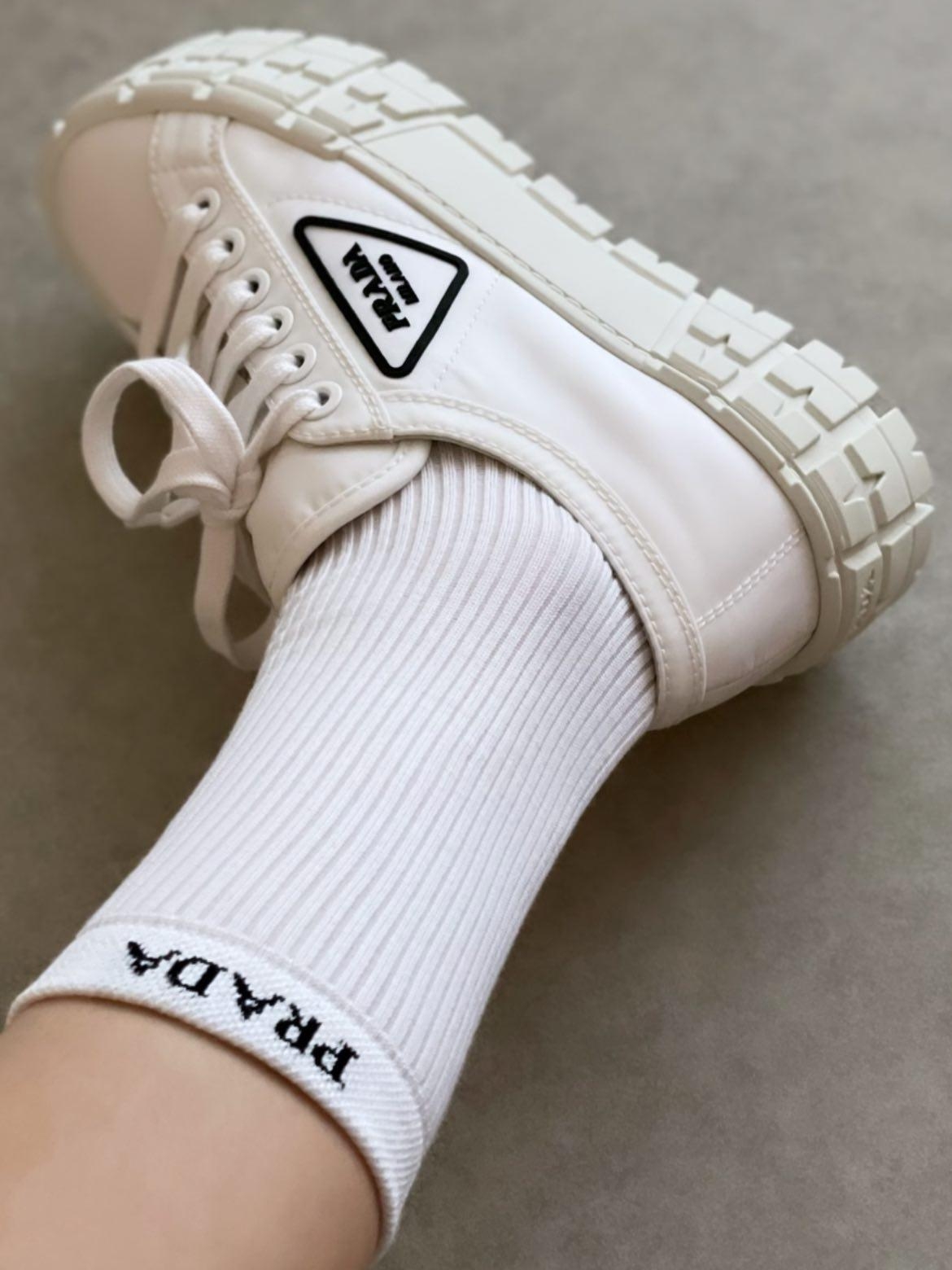 (W) Prada Wheel Re-Nylon Gabardine Low Sneakers White 착용 스타일 - 1