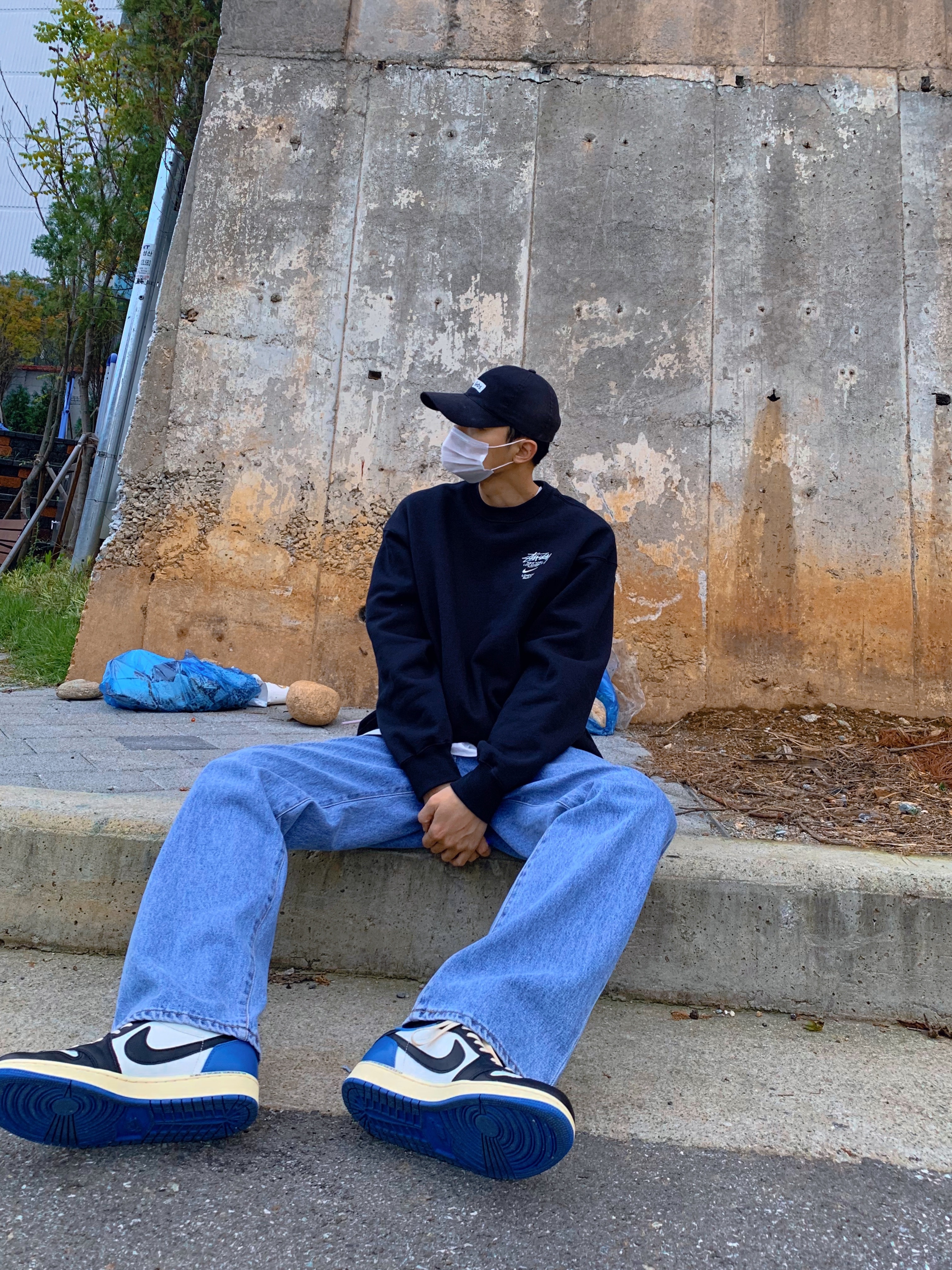 Jordan 1 x Travis Scott x Fragment Retro Low OG SP Military Blue, Nike x Stussy NRG ZR Fleece Crewneck Black - US/EU 착용 스타일