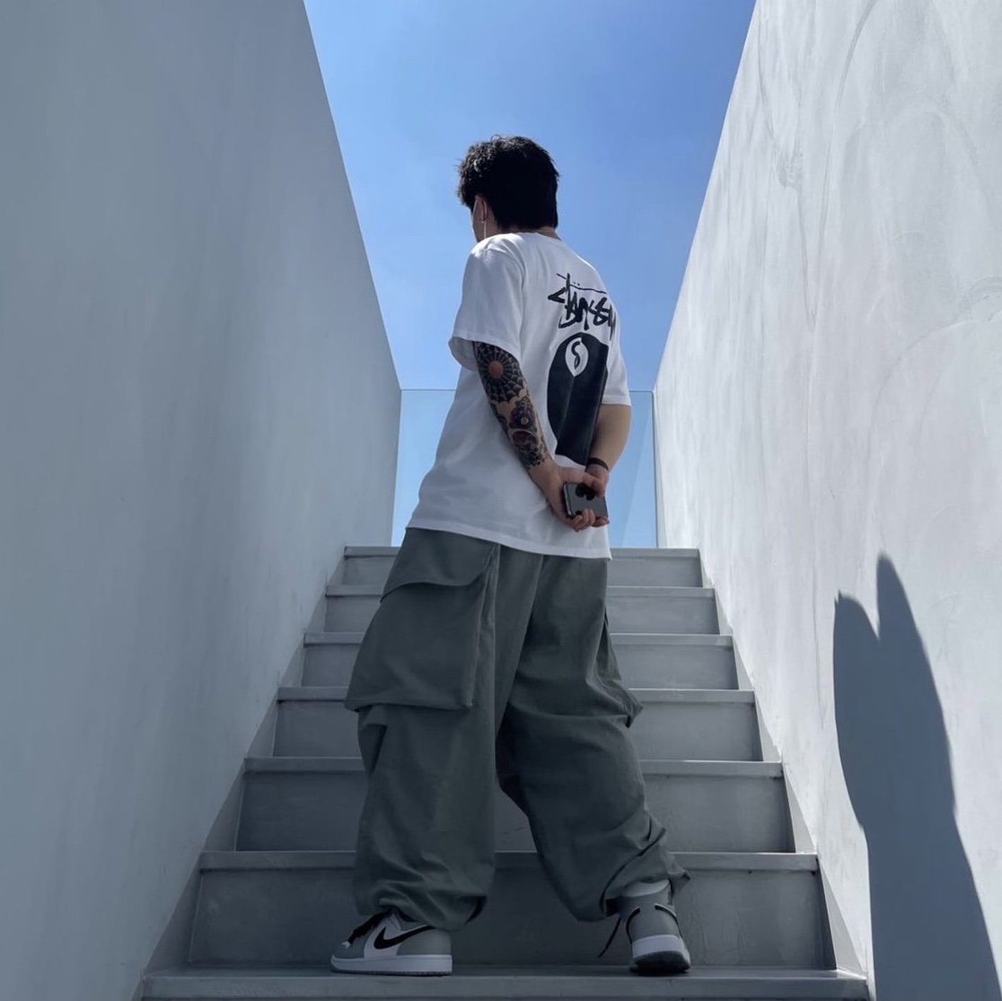 Stussy 8 Ball T-Shirt White - 21SS, Jordan 1 Mid Light Smoke Grey 착용 스타일