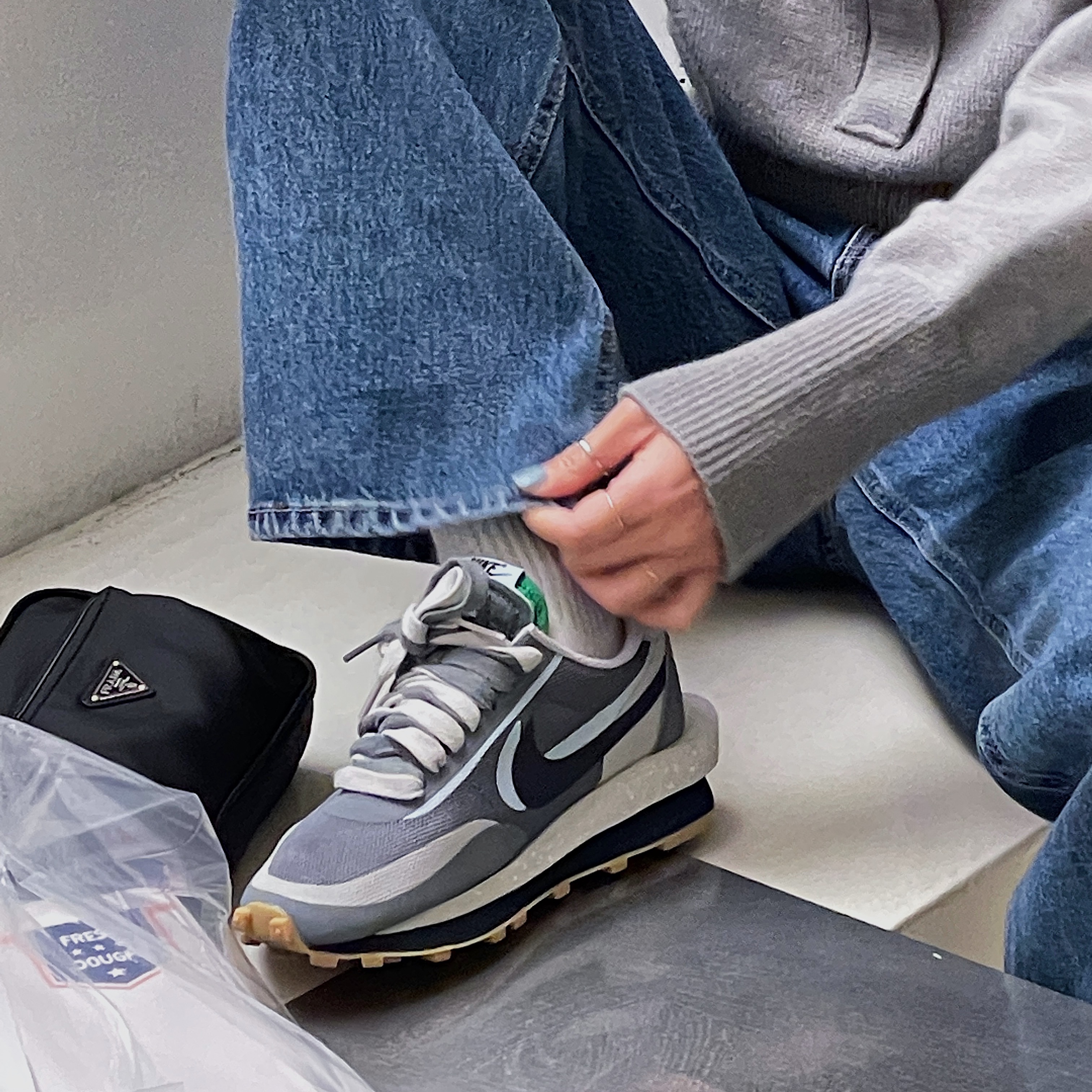Nike x Sacai x Clot LDWaffle Cool Grey 착용 스타일 - 3