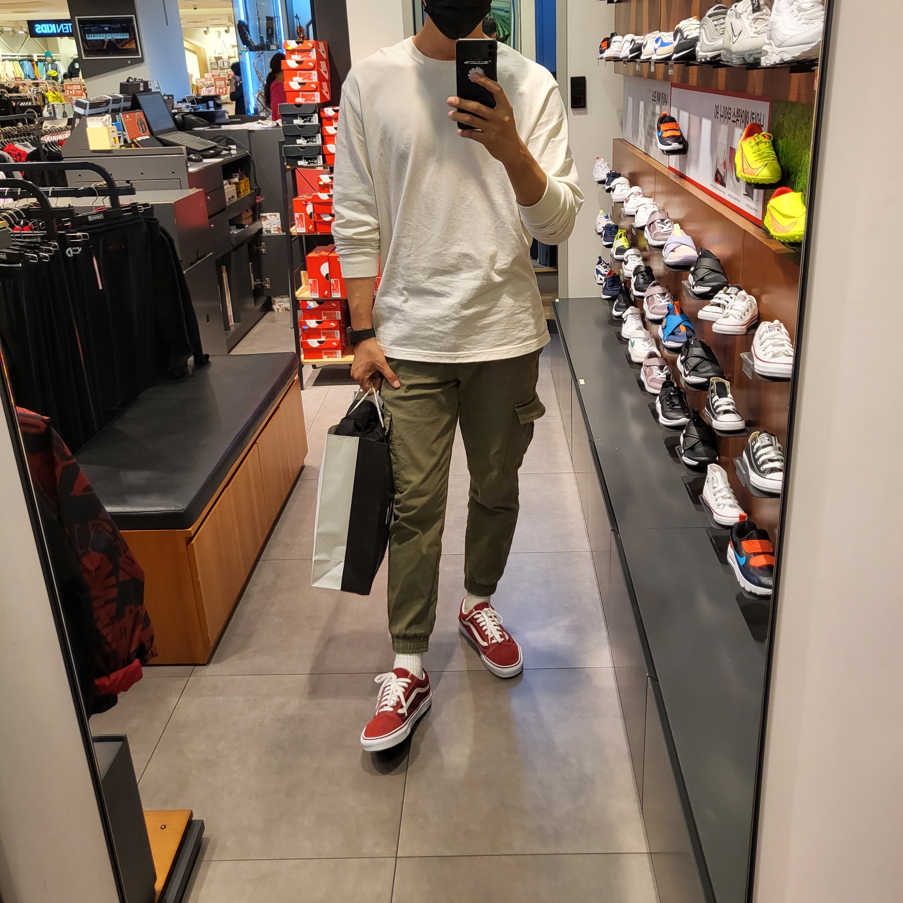 Vans Old Skool Racing Red 착용 스타일