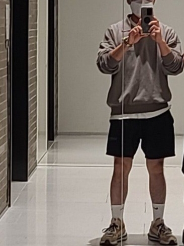 Essentials Long Sleeve Boxy Polo Cement - 20FW, Essentials Sweatshorts Black 2020 착용 스타일