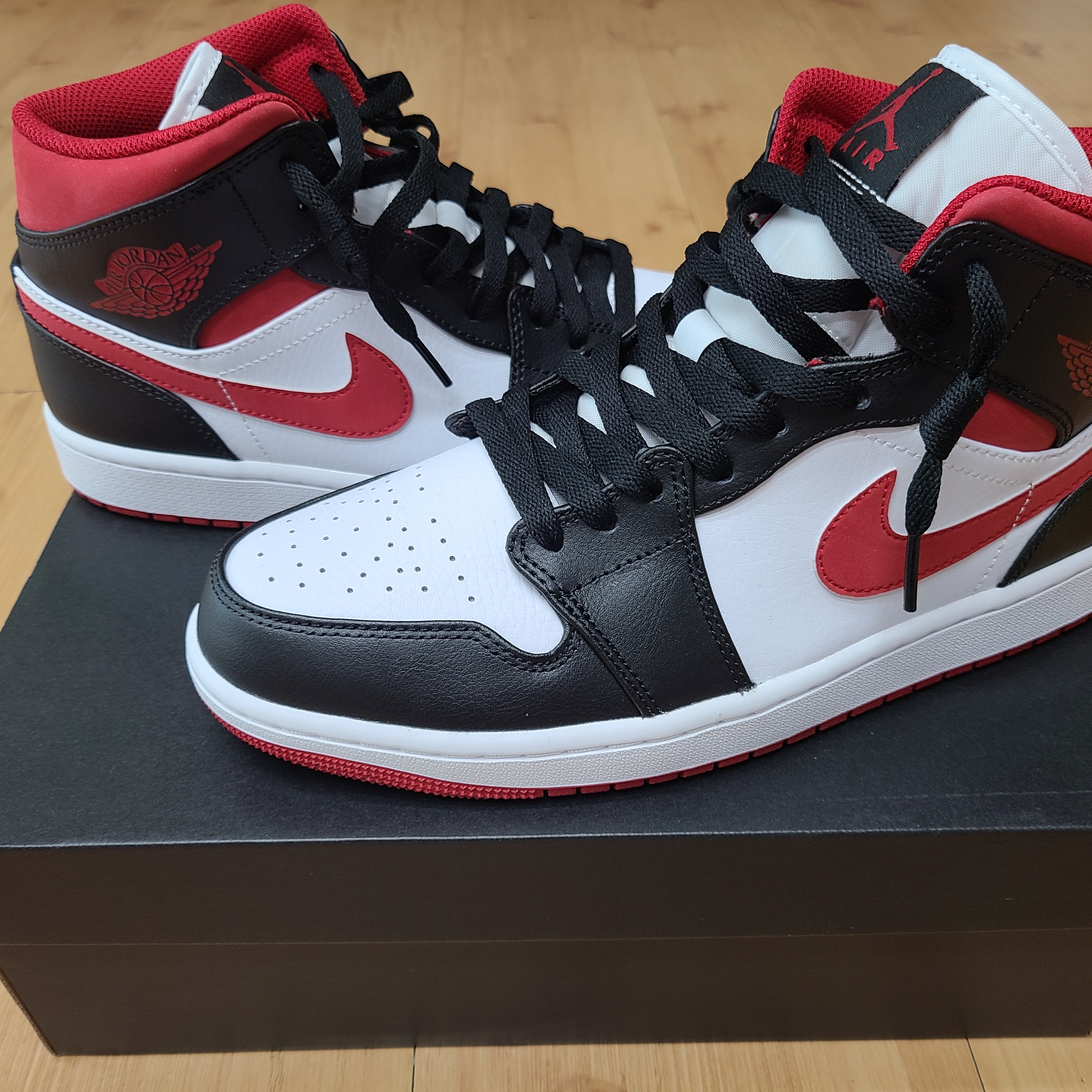 Jordan 1 Mid Gym Red Black White 착용 스타일