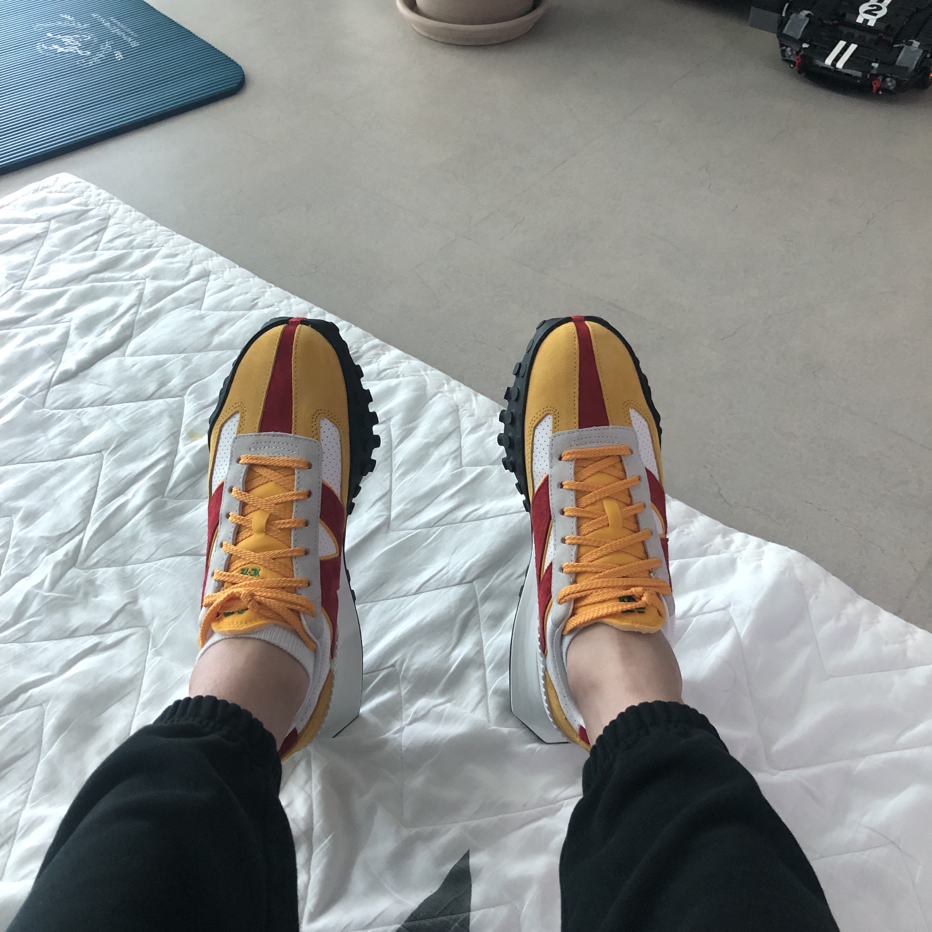 New Balance x Casablanca XC-72 Yellow Samba 착용 스타일 - 1