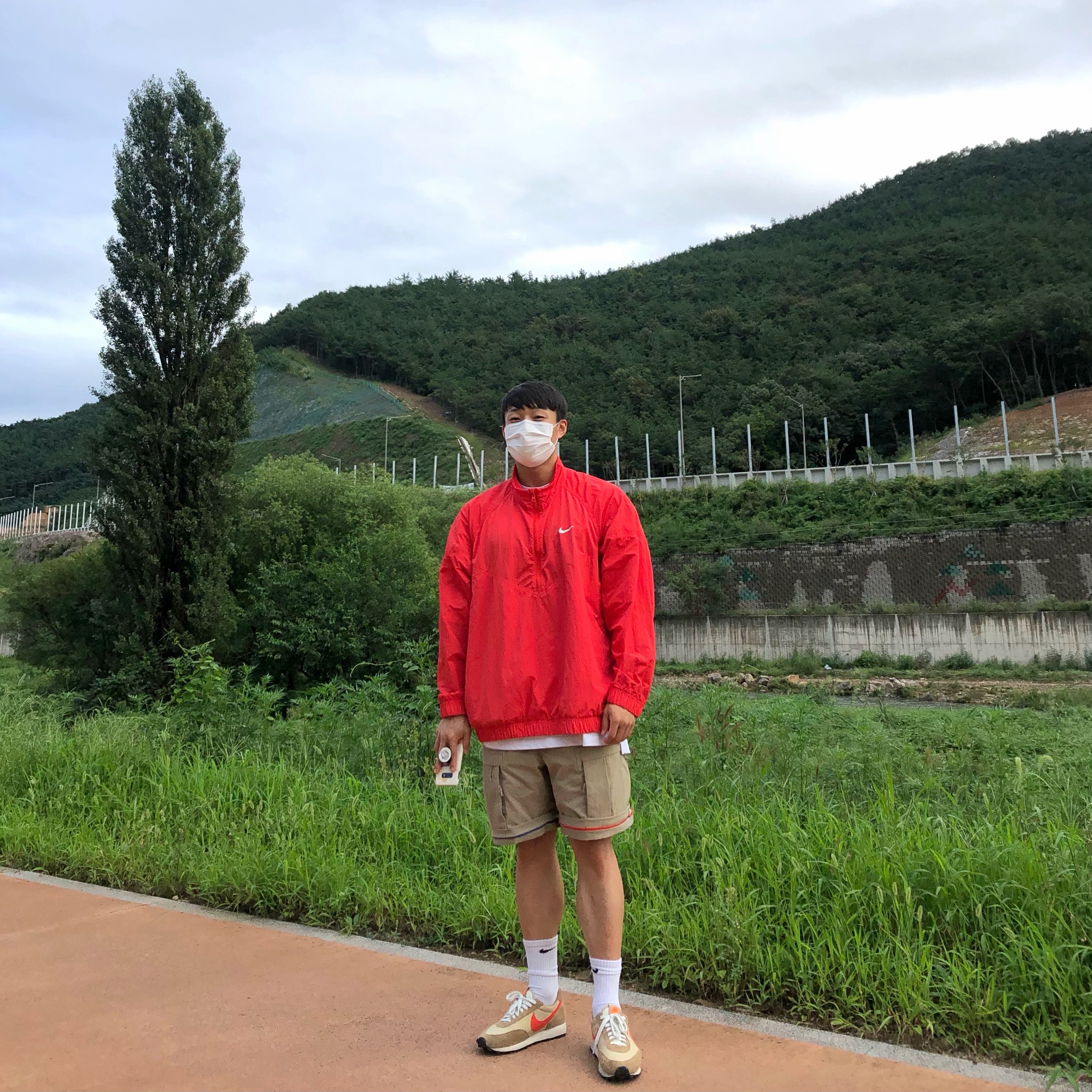 Nike x Stussy Windrunner Jacket Habanero Red, Nike Daybreak SP Vegas Gold College Orange 착용 스타일