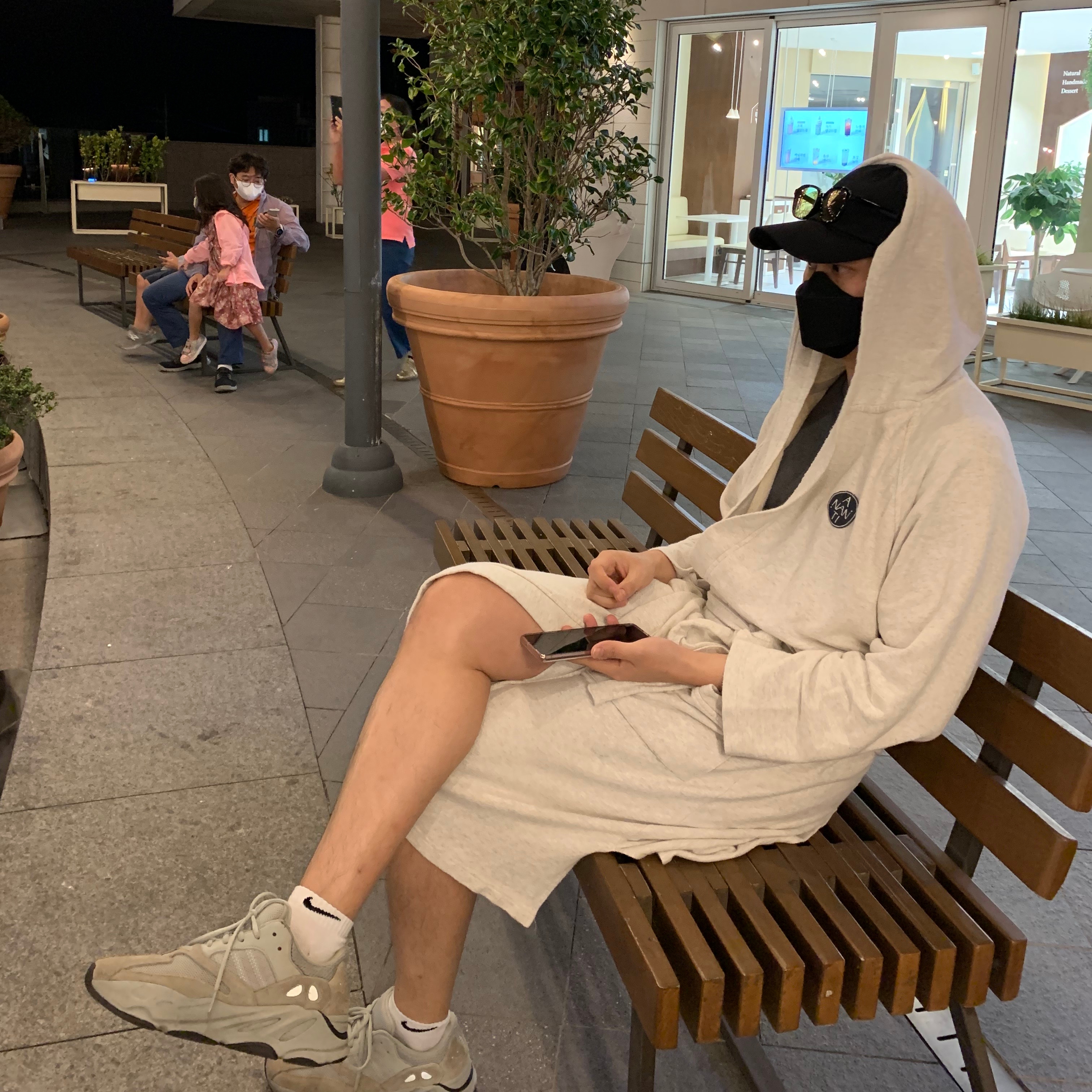 Adidas Yeezy Boost 700 Salt 착용 스타일