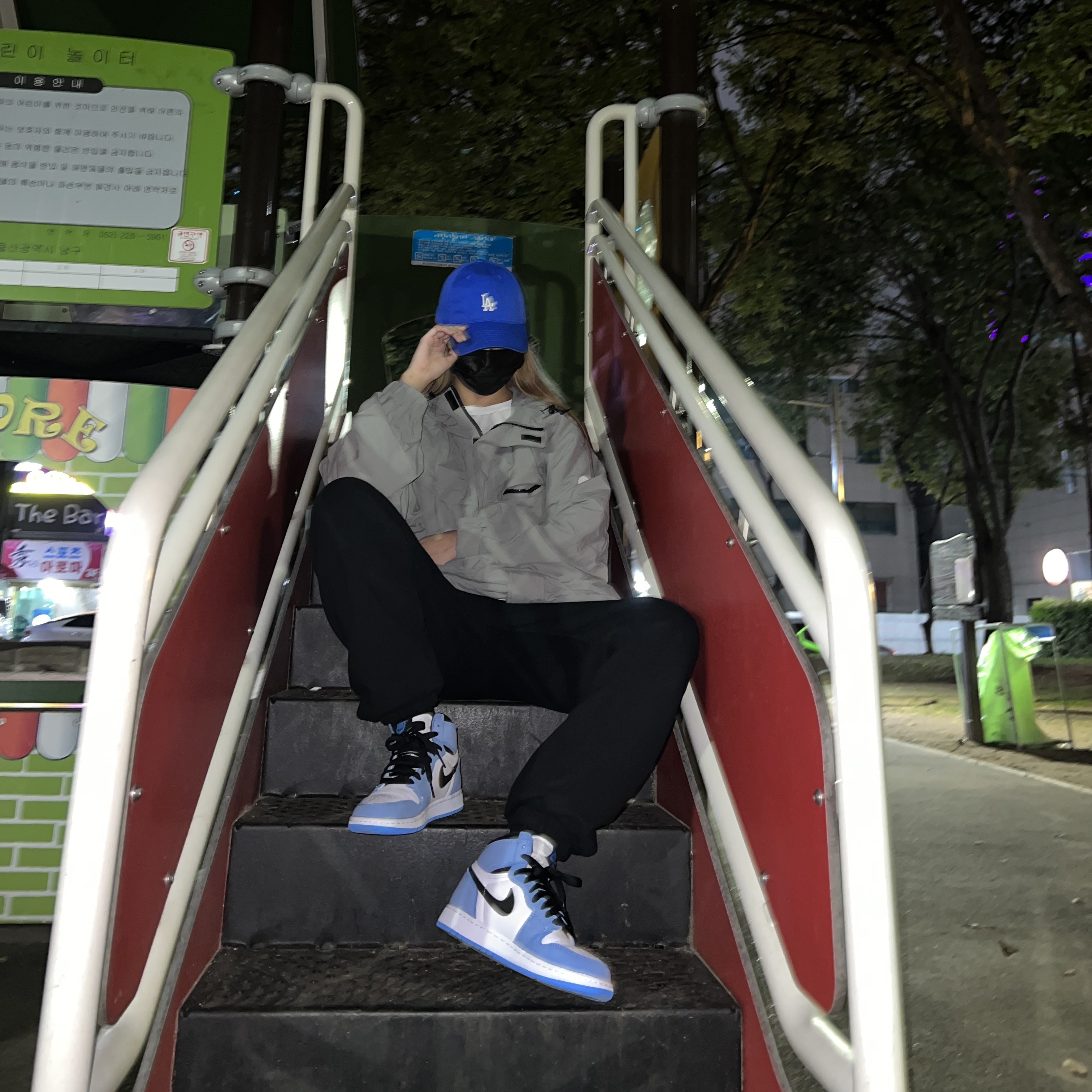 Jordan 1 Retro High OG University Blue 착용 스타일 - 1