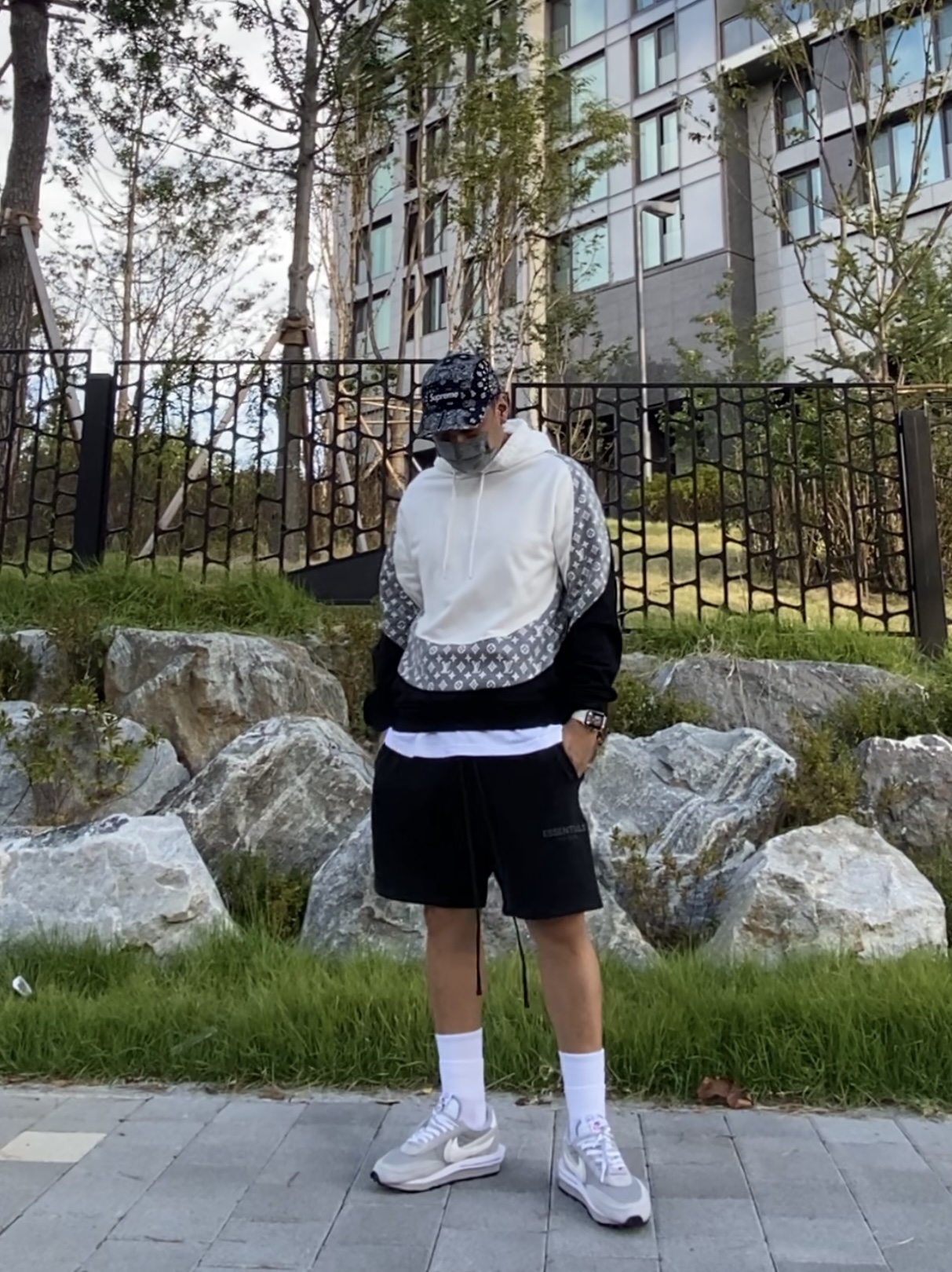 Nike x Sacai x Fragment LDWaffle Light Smoke Grey, Supreme Bandana Camp Cap Black - 21SS 착용 스타일
