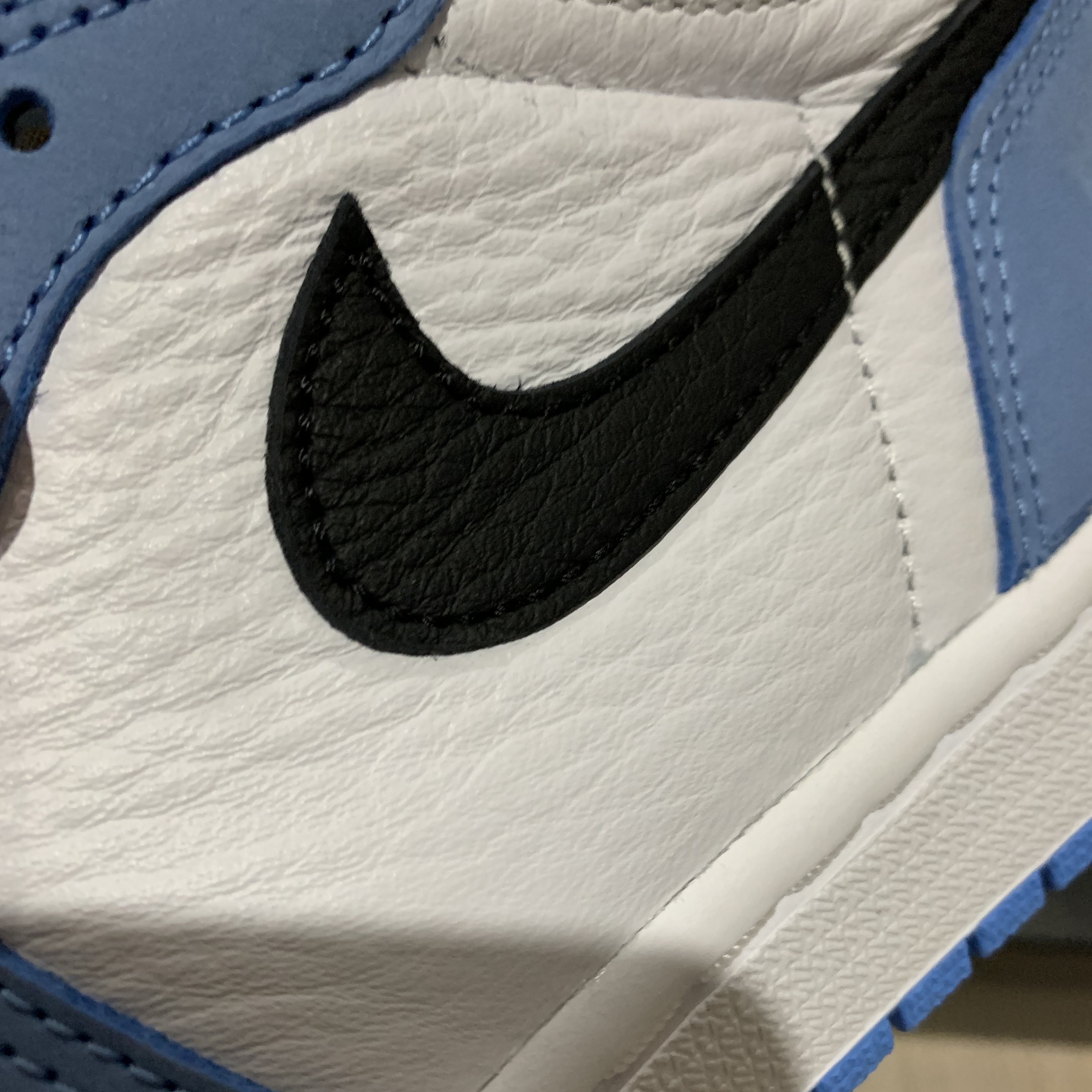 Jordan 1 Retro High OG University Blue 착용 스타일 - 3