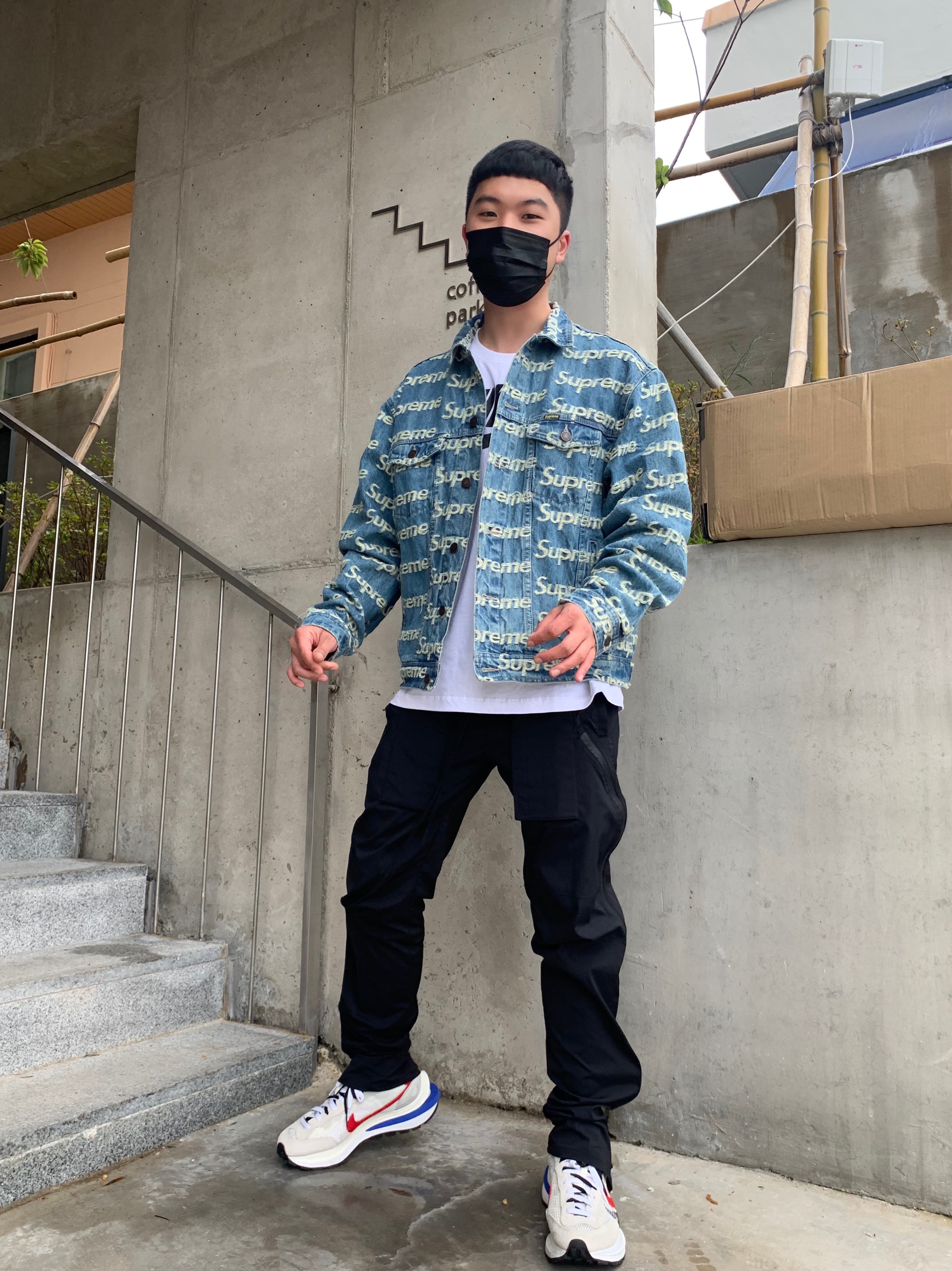 Nike x Sacai VaporWaffle Royal Fuchsia, Supreme Frayed Logos Denim Trucker Jacket Blue - 21SS 착용 스타일