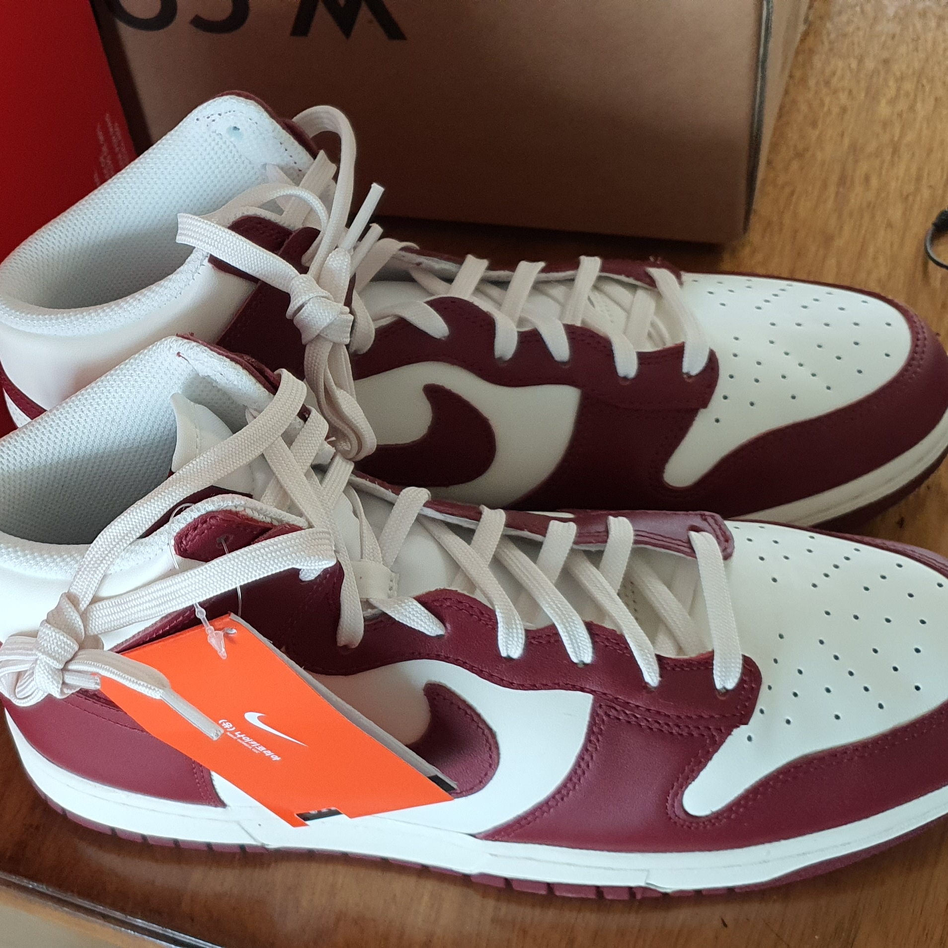 (W) Nike Dunk High Team Red 착용 스타일 - 2