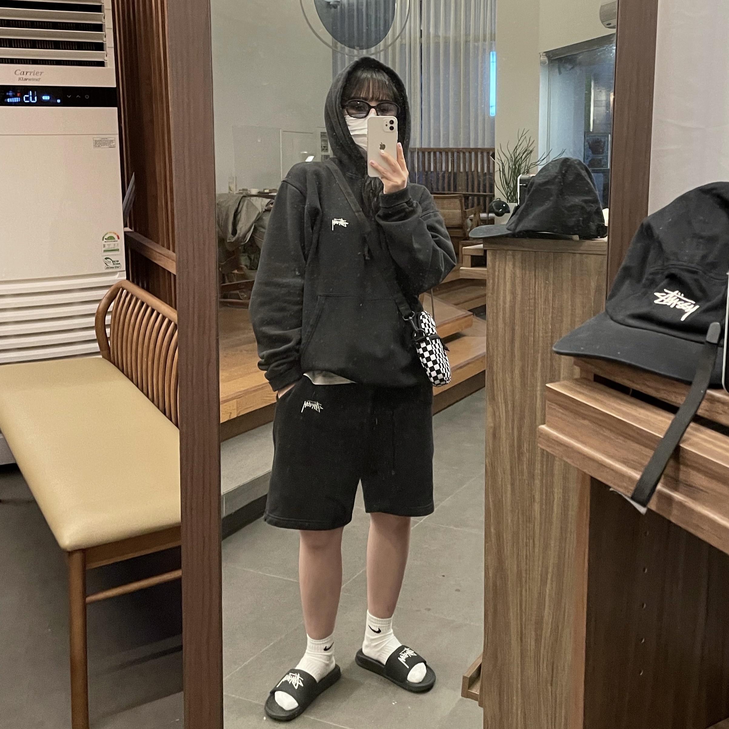 Nike x Stussy Benassi Slide Off Noir, Stussy Overdyed Hoodie Black 2021 착용 스타일