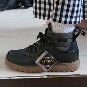 Nike Air Force 1 Winter Gore-Tex Olive 착용 스타일 - 2