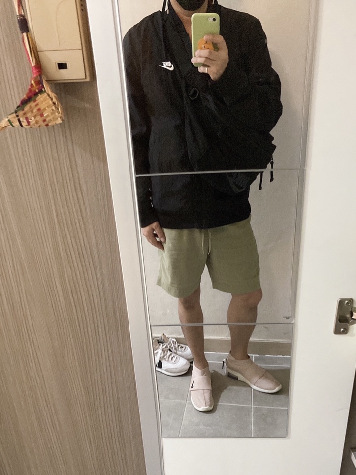 Nike x Fear of God Air Fear of God Moccasin Particle Beige, Nike Air Tailwind 79 White Phantom Black 착용 스타일