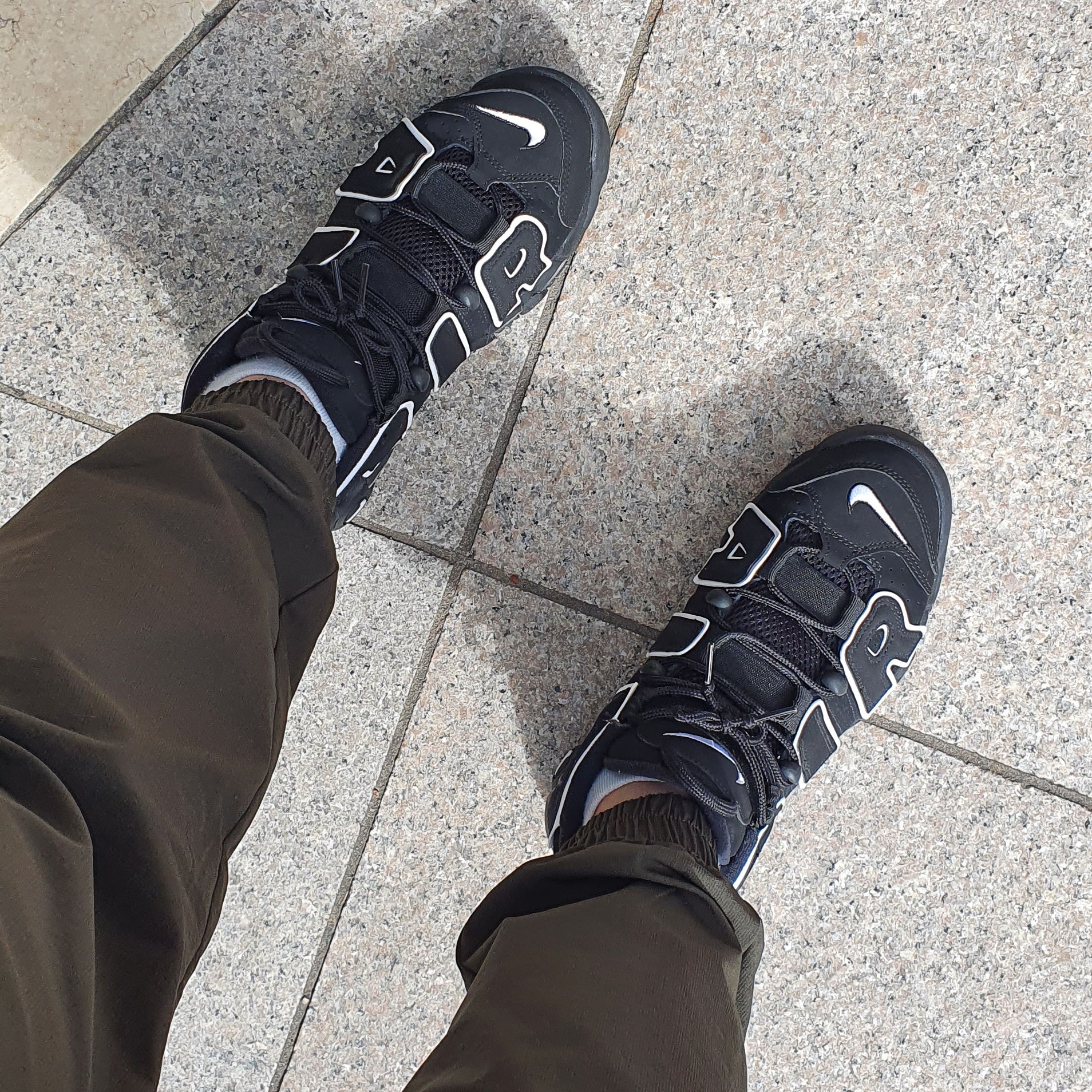 Nike Air More Uptempo Black White 2020 착용 스타일 - 1
