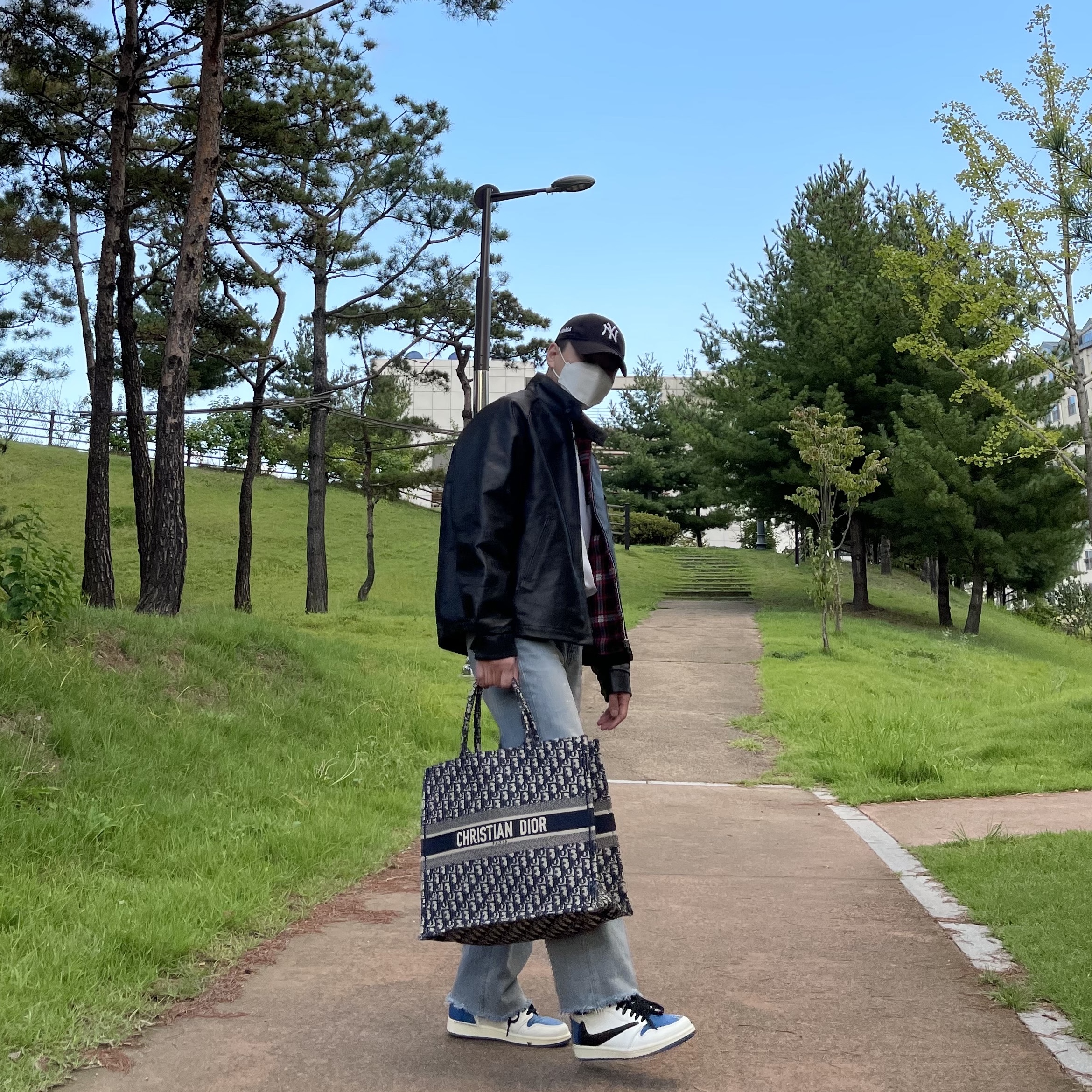 Jordan 1 x Travis Scott x Fragment Retro High OG SP Military Blue 착용 스타일