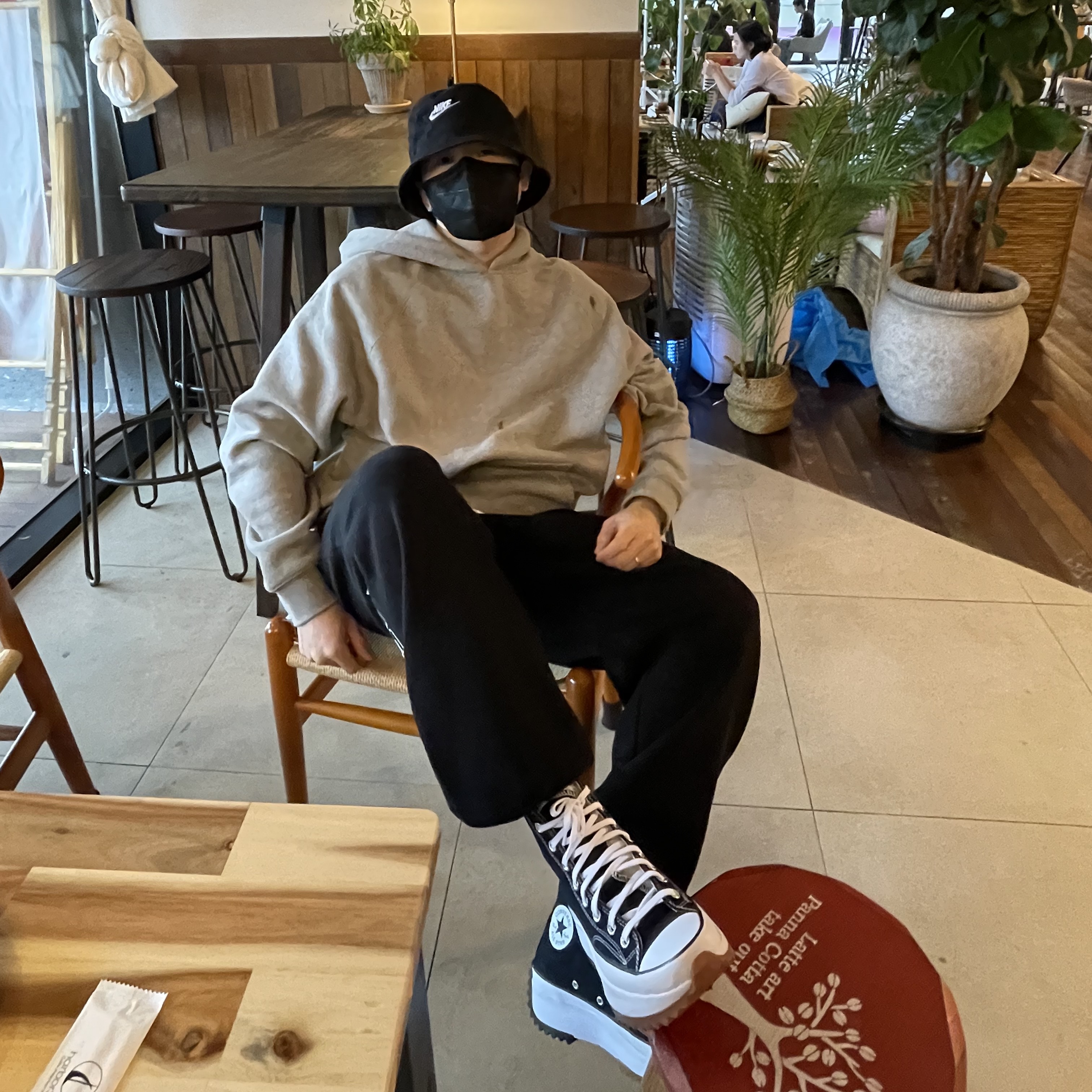 Converse Run Star Hike Hi Black White Gum, Essentials Pull-Over Hoodie Heather Oatmeal - 21SS 착용 스타일 - 2