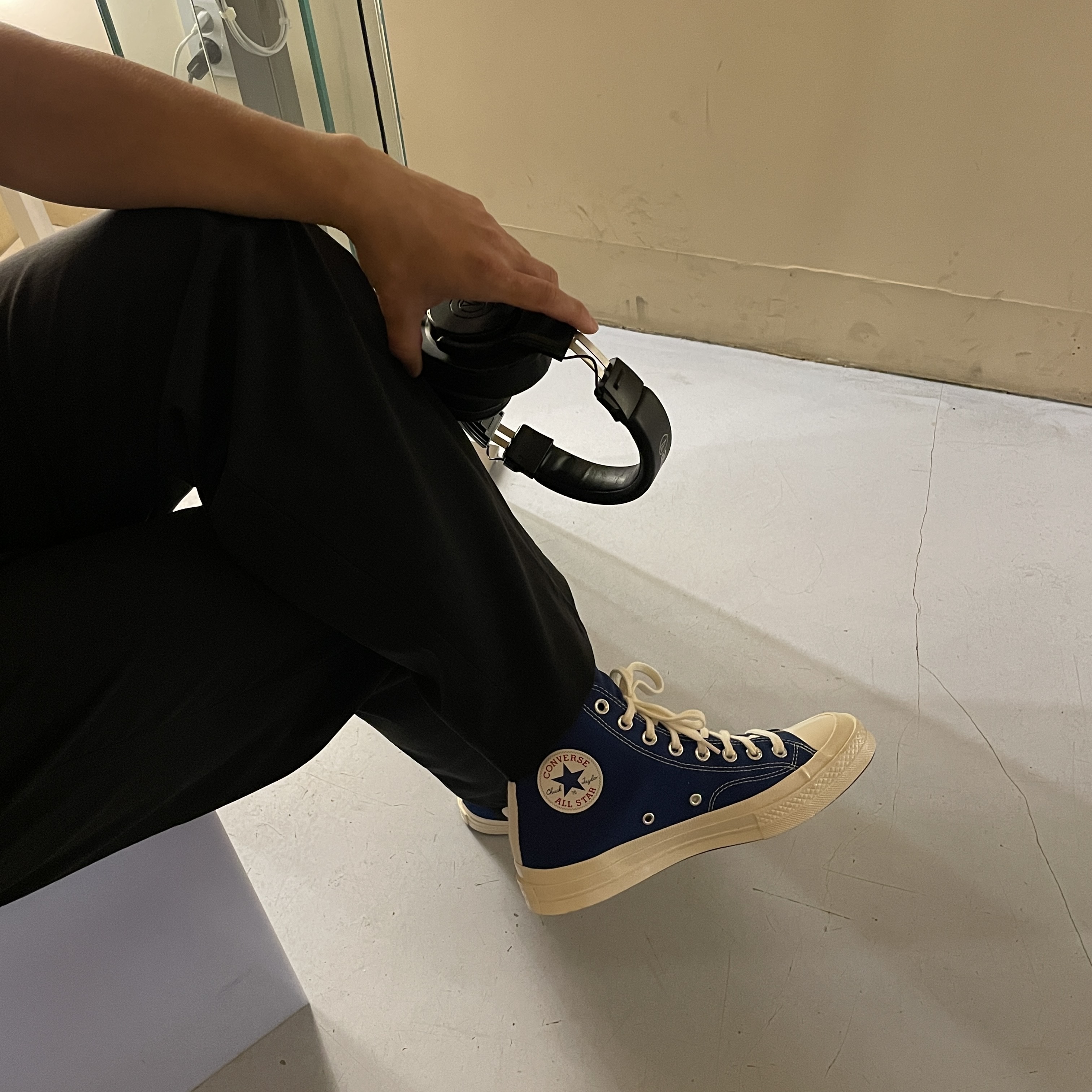 Converse x Play Comme des Garcons Chuck 70 Hi Blue Quartz 착용 스타일 - 2