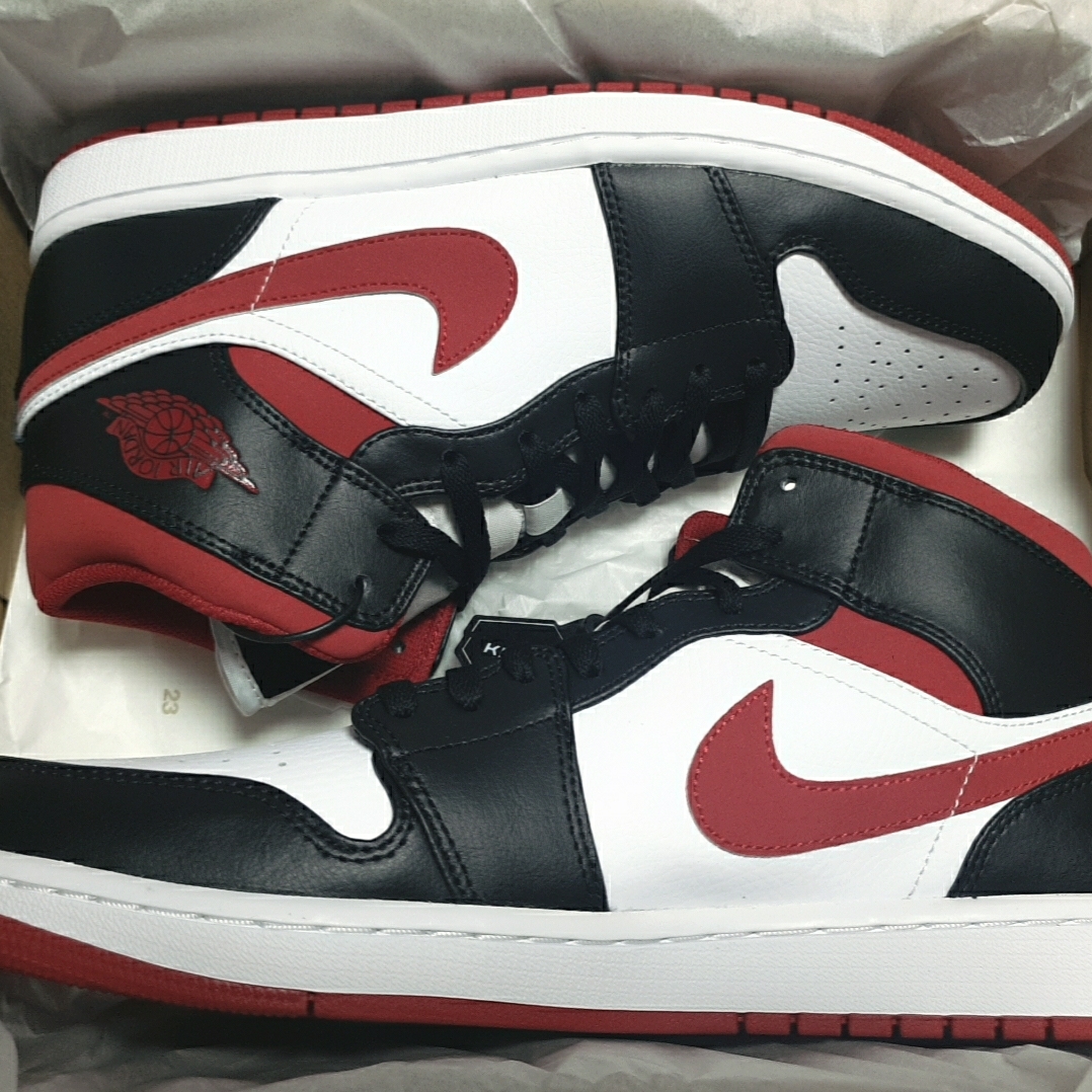 Jordan 1 Mid Gym Red Black White, Nike Air Force 1 '07 Low White 착용 스타일 - 2