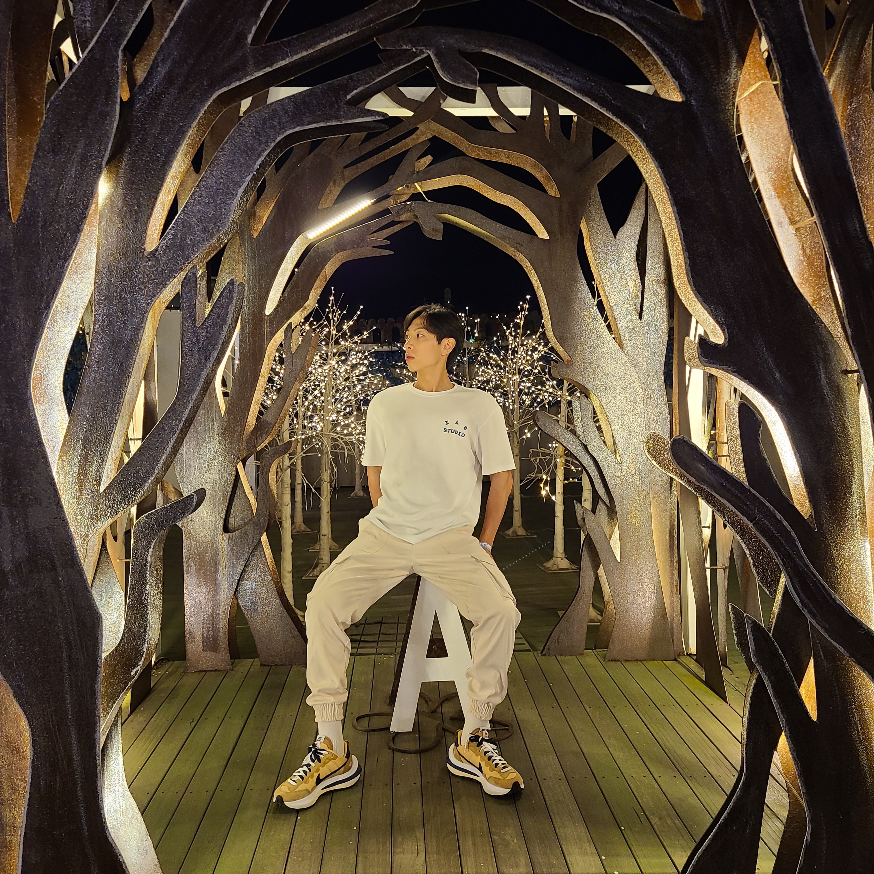 Nike x Sacai VaporWaffle Sesame and Blue Void, IAB Studio T-Shirt White 착용 스타일