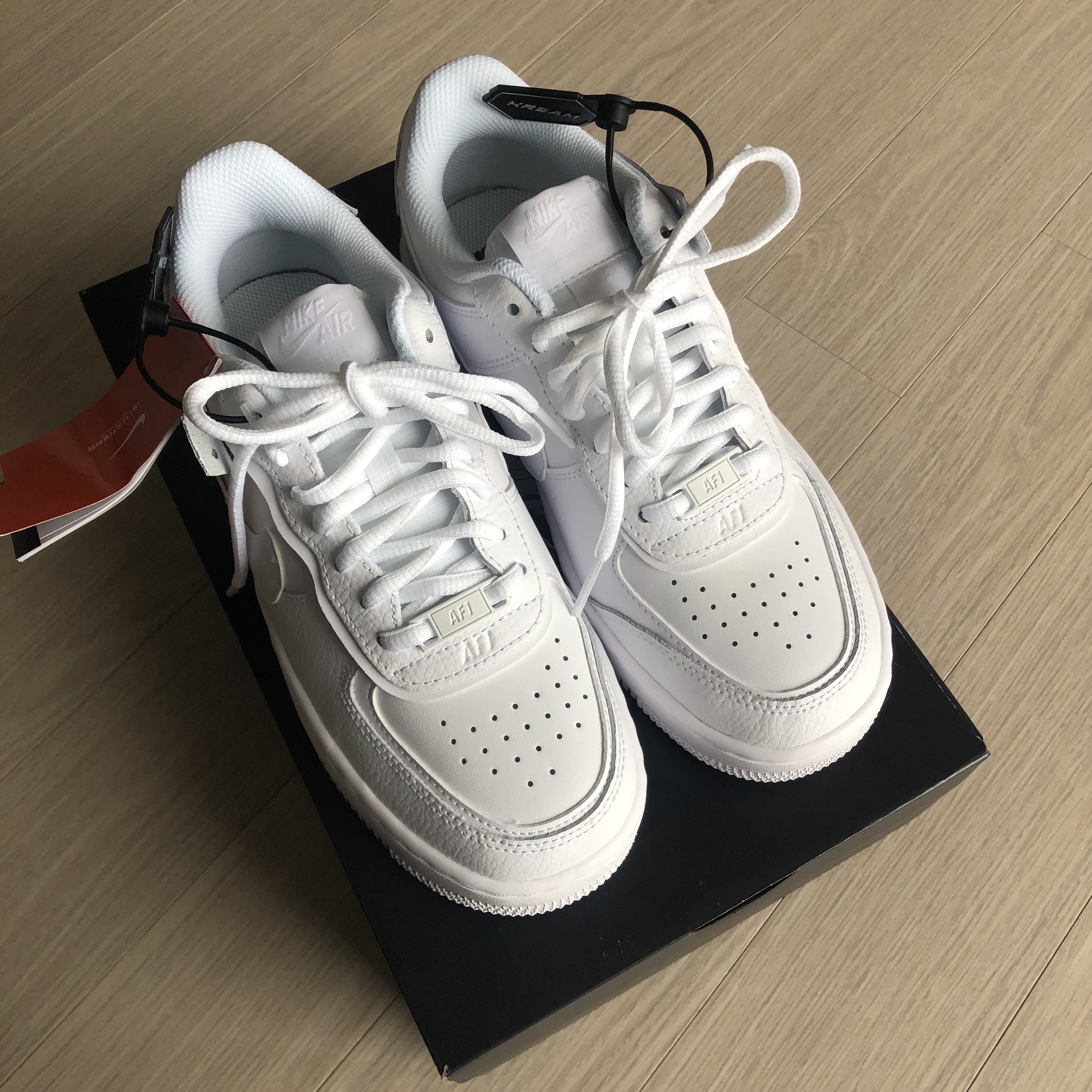 (W) Nike Air Force 1 Shadow Triple White 착용 스타일 - 1