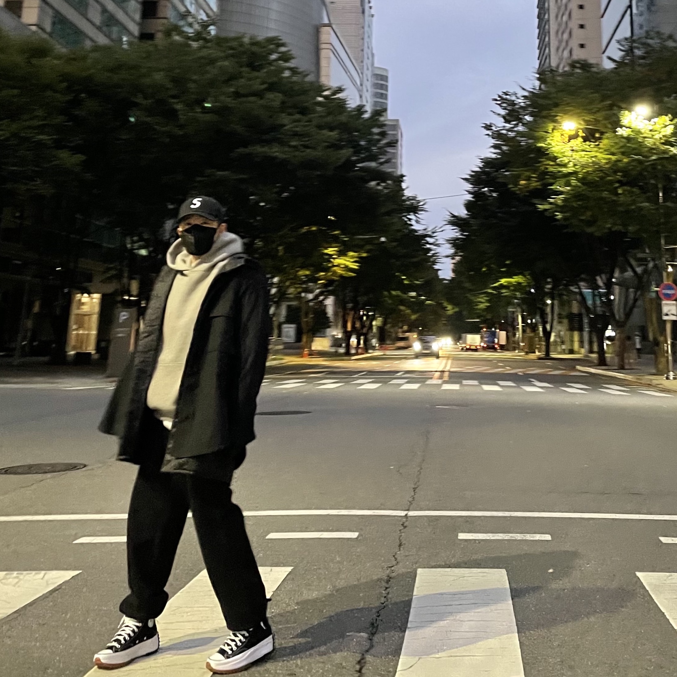 Converse Run Star Hike Hi Black White Gum, Essentials Pull-Over Hoodie Heather Oatmeal - 21SS 착용 스타일 - 1