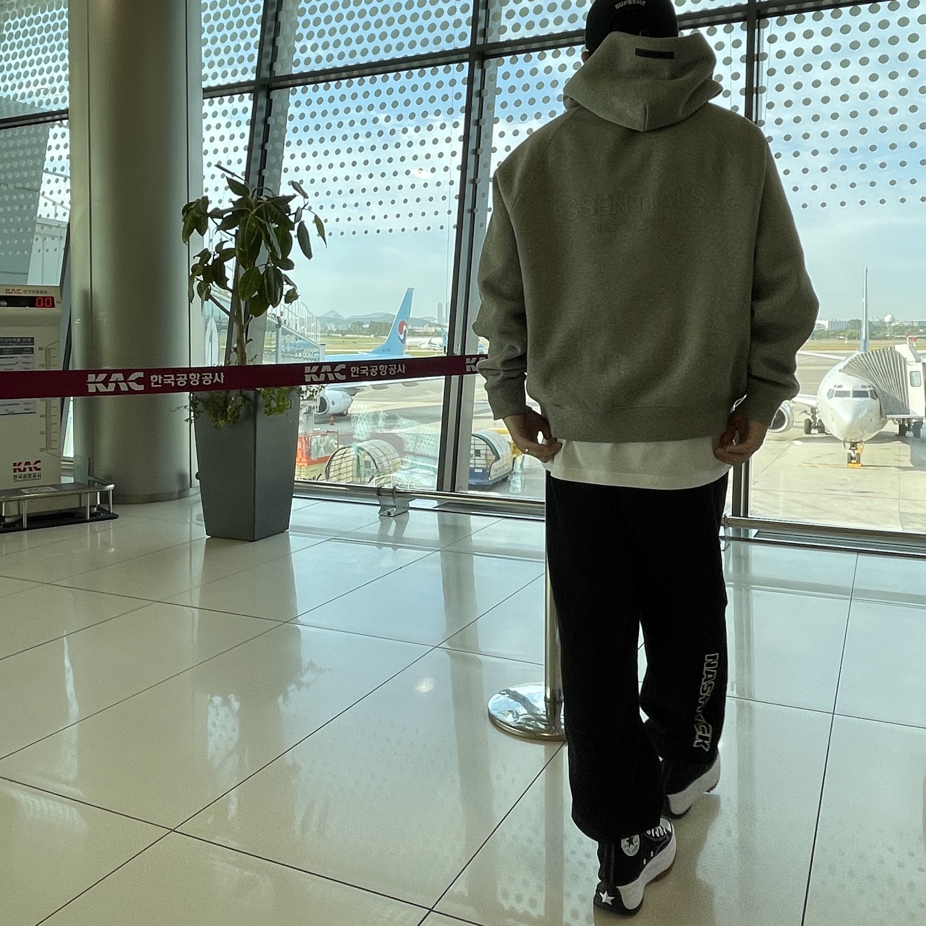 Converse Run Star Hike Hi Black White Gum, Essentials Pull-Over Hoodie Heather Oatmeal - 21SS 착용 스타일 - 5