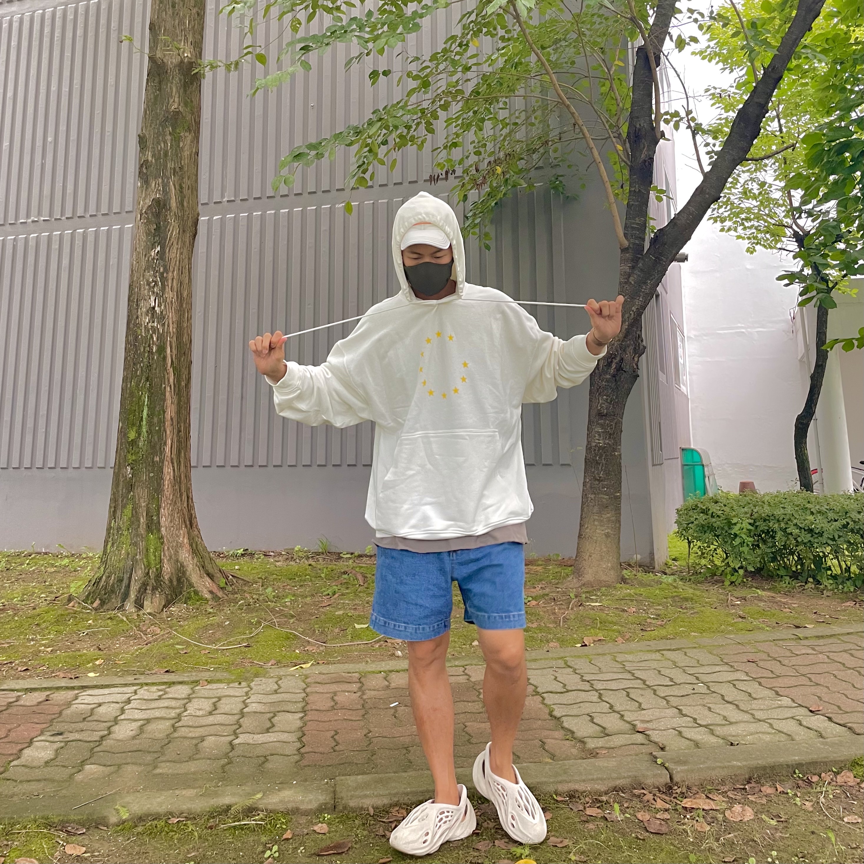 Adidas Yeezy Foam RNNR Sand 착용 스타일