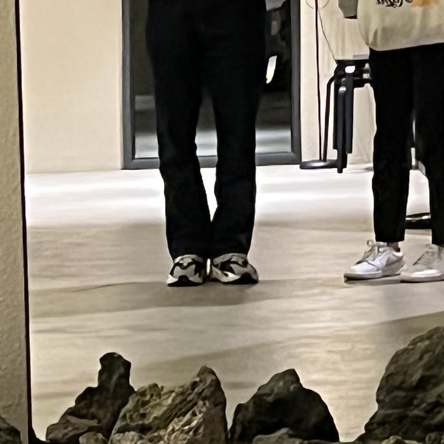 Adidas Yeezy Boost 700 Wave Runner Solid Grey 2017/2019, Jordan 1 Low OG Neutral Grey 착용 스타일 - 3