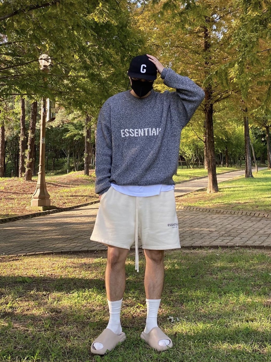 Essentials Knit Sweater Grey Melange - 20SS, Essentials Fleece Shorts Buttercream - 20SS 착용 스타일