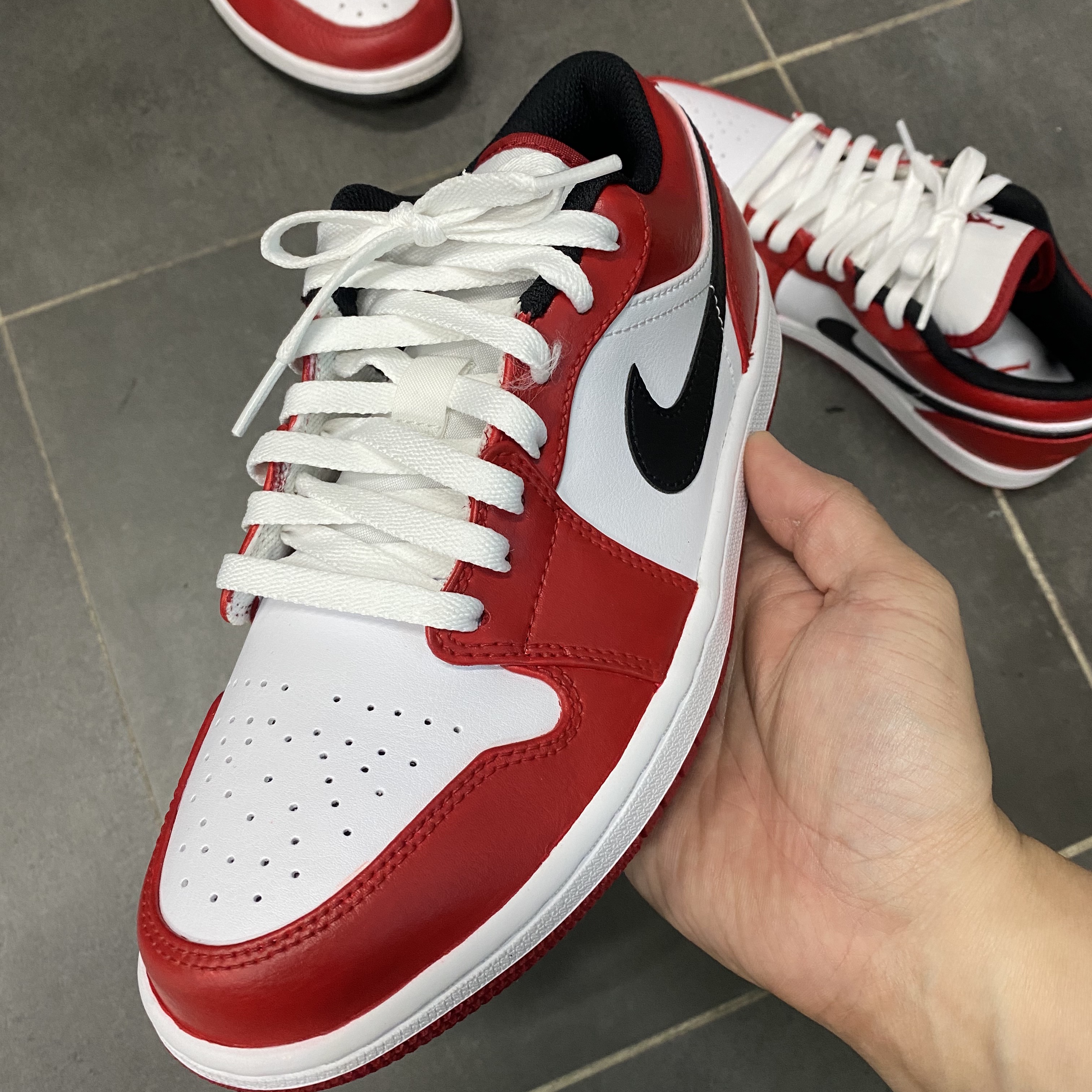 Jordan 1 Low White Red Black 착용 스타일 - 2
