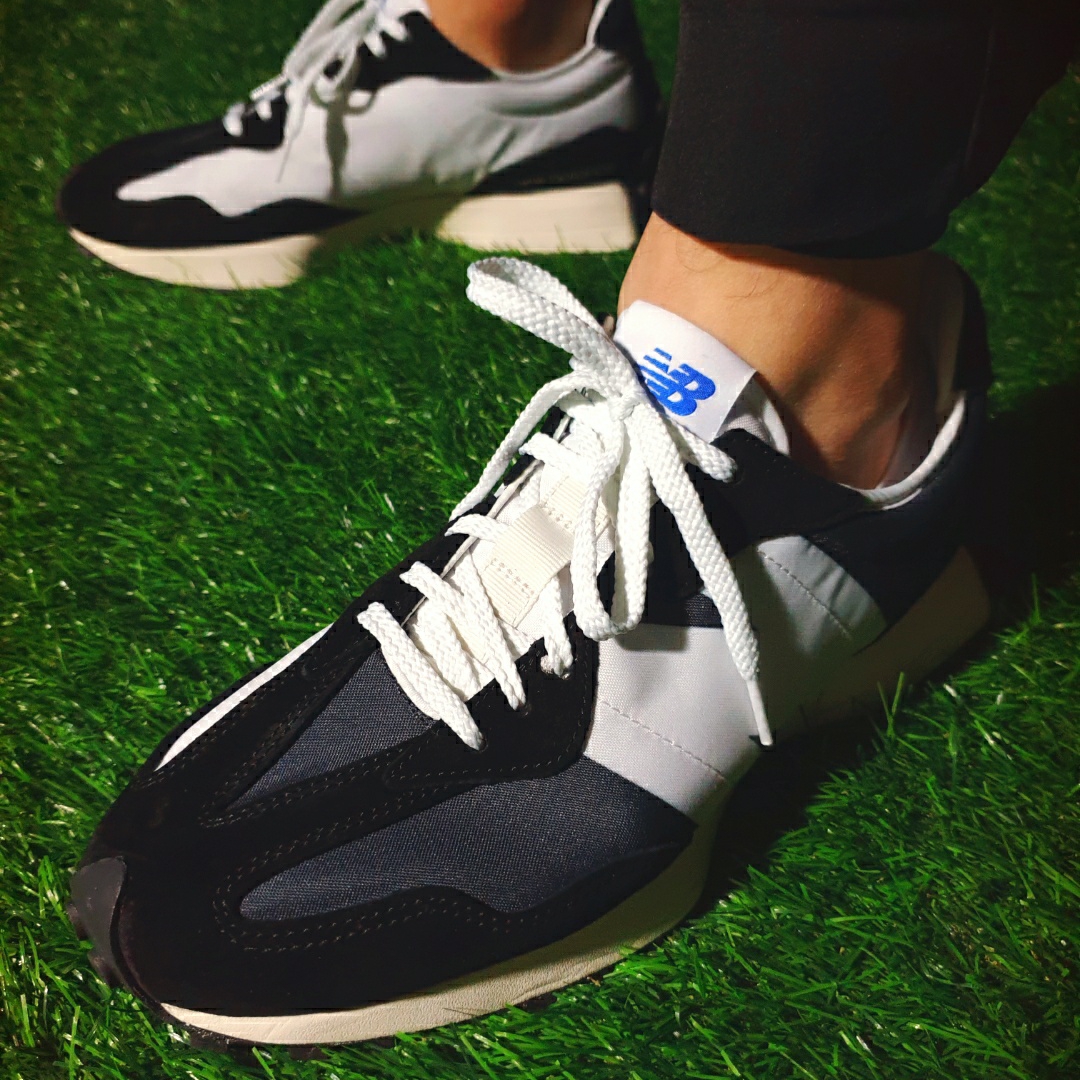 New Balance 327 Black White 착용 스타일 - 5