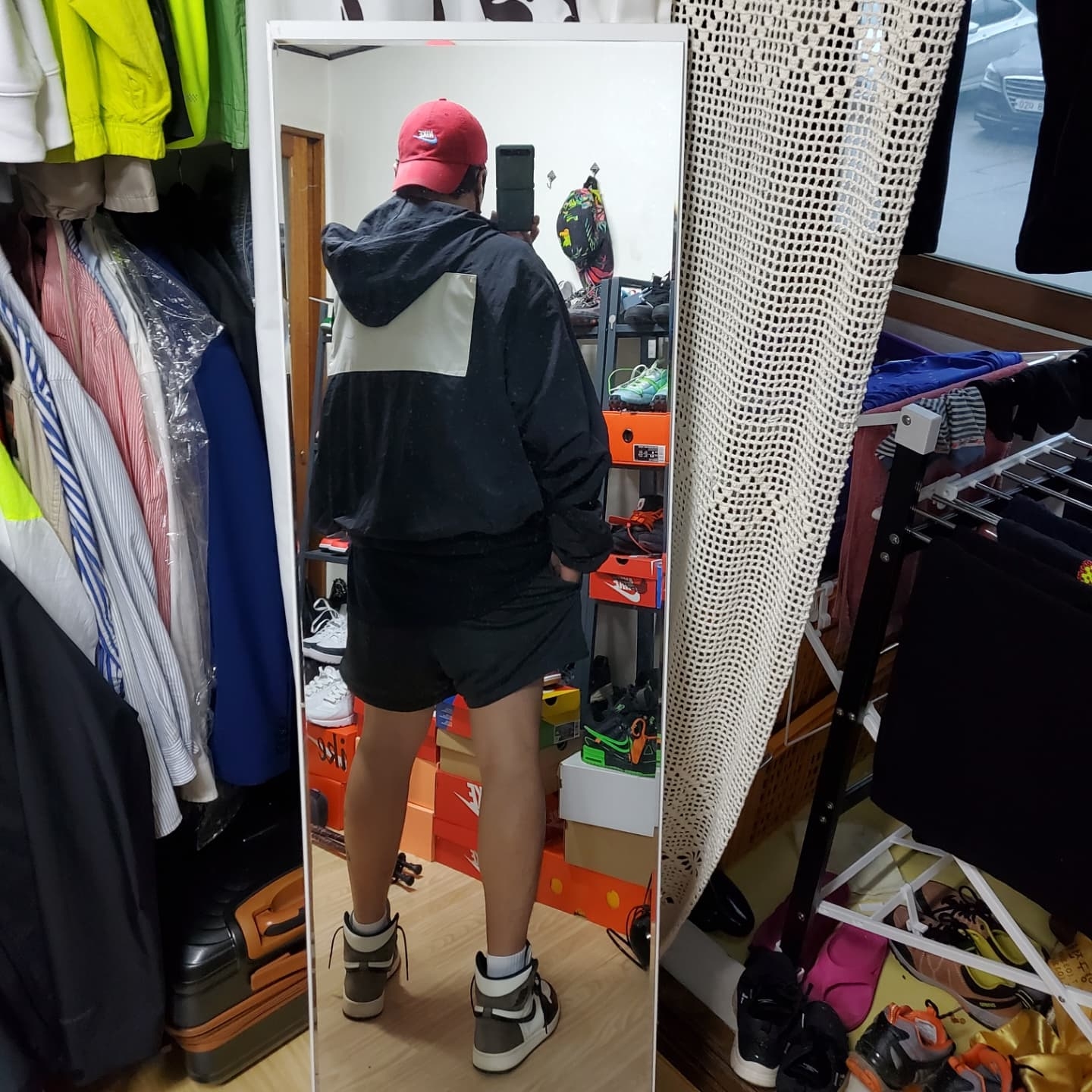 Nike x Fear of God Basketball Shorts Off Noir, Nike x Fear of God Bomber Hooded Jacket Black 착용 스타일 - 4