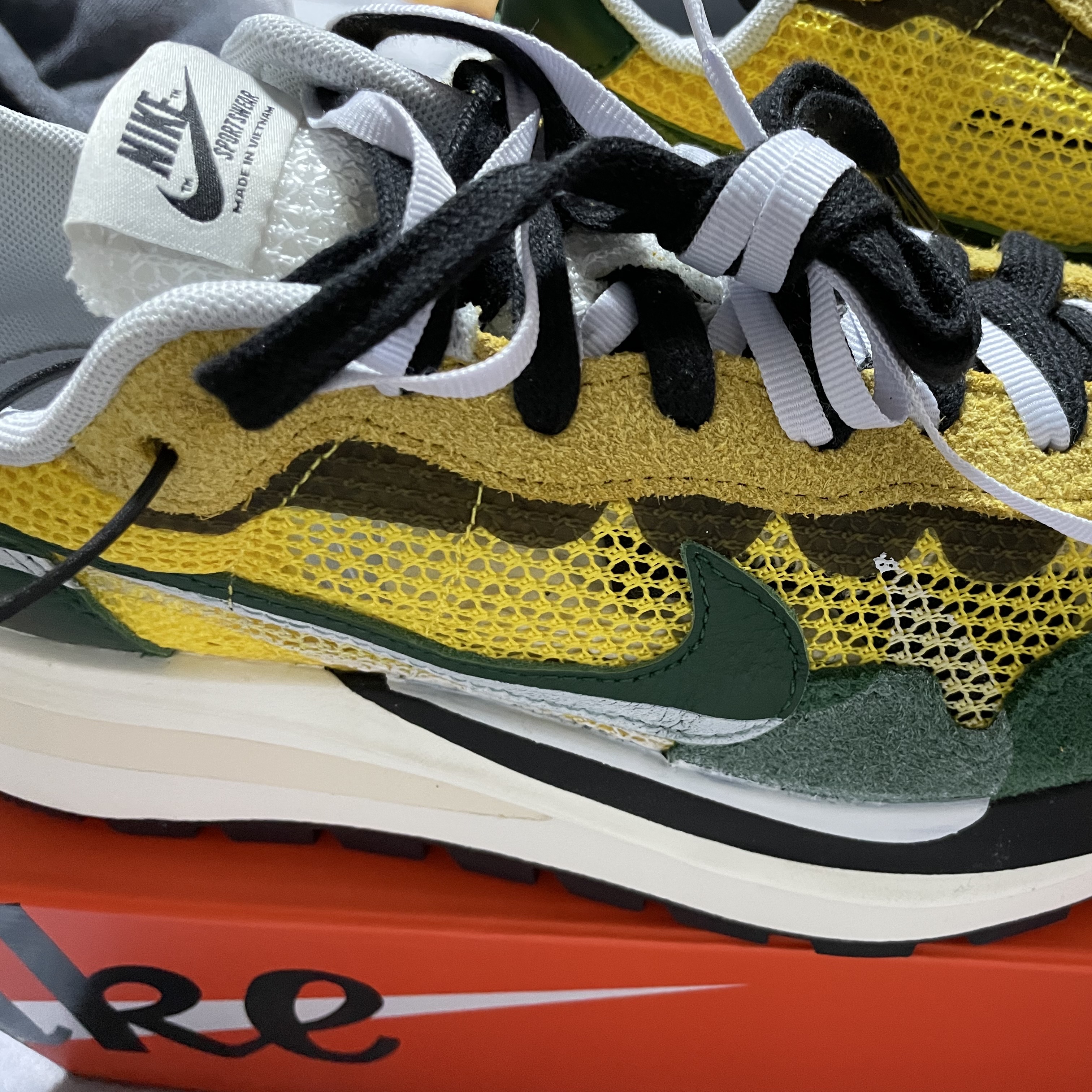 Nike x Sacai VaporWaffle Tour Yellow & Gorge Green Sail 착용 스타일