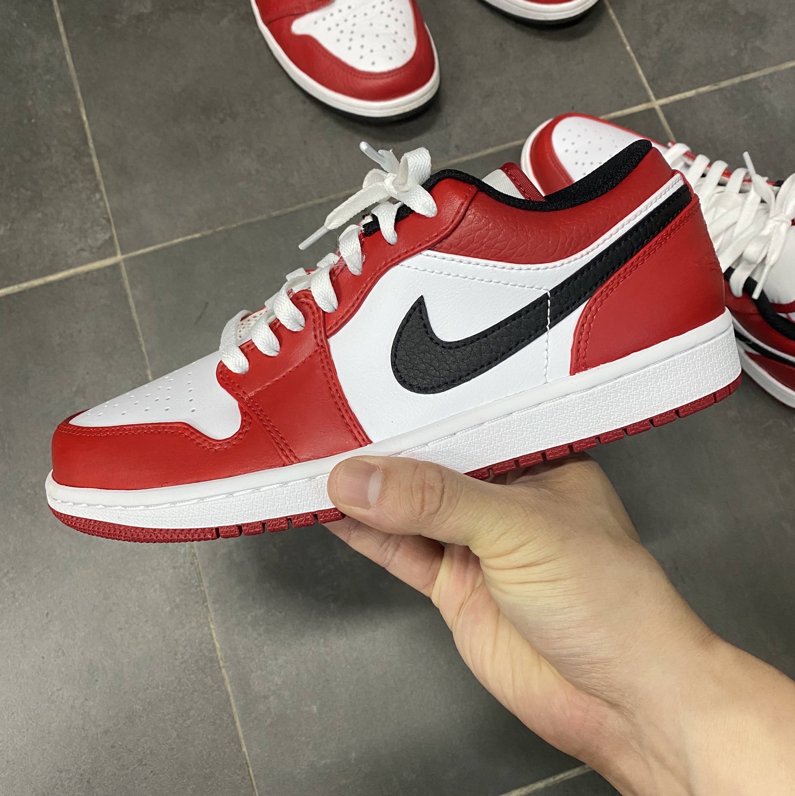 Jordan 1 Low White Red Black 착용 스타일 - 1