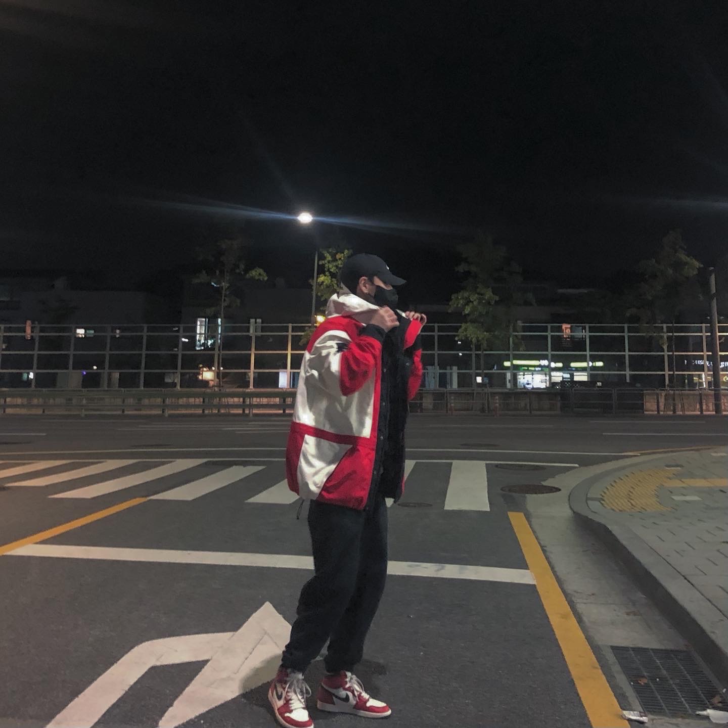 Supreme x The North Face Expedition Jacket White - 18FW, Jordan 1 Retro High OG Defiant SB LA to Chicago 착용 스타일 - 2