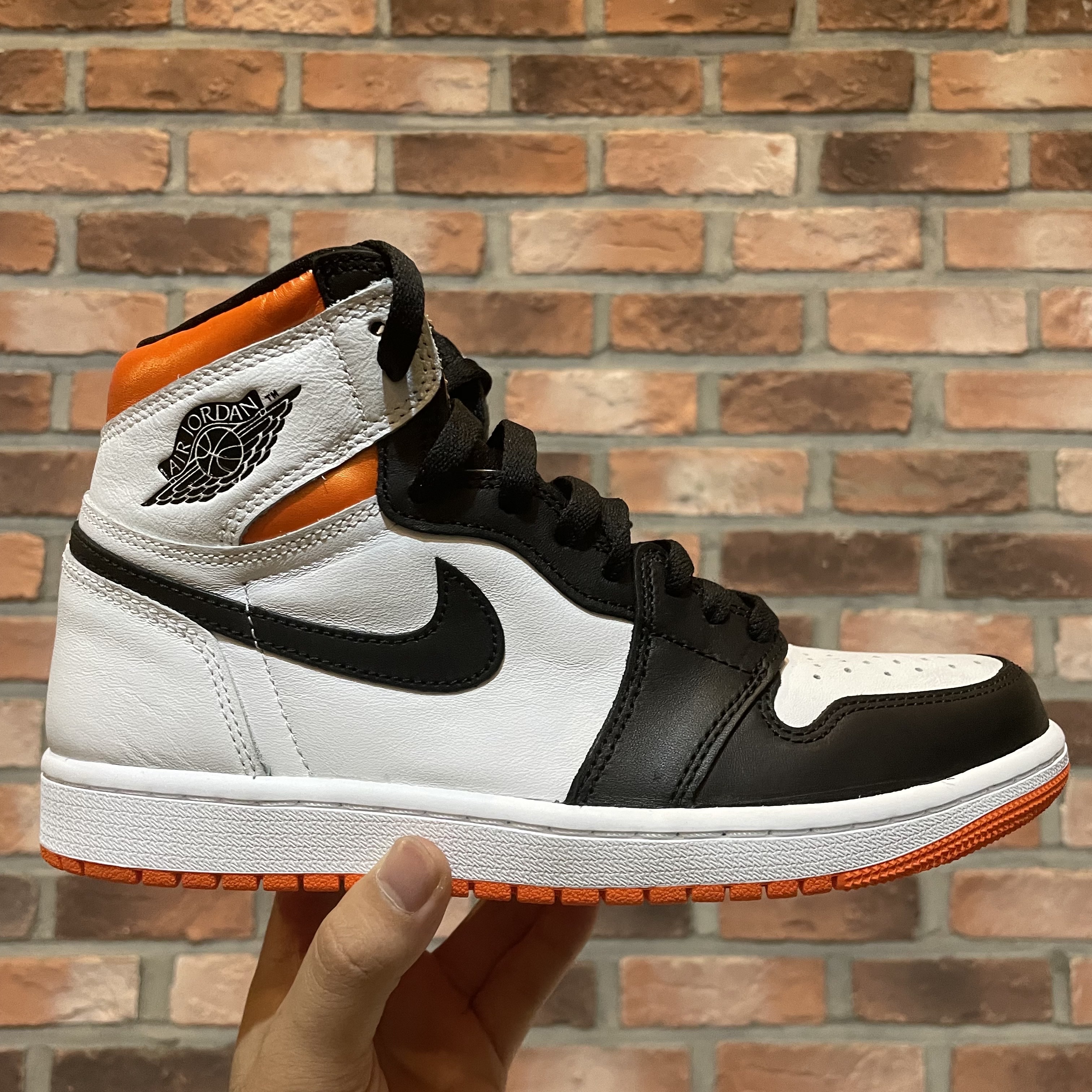 Jordan 1 Retro High OG Electro Orange 착용 스타일 - 1